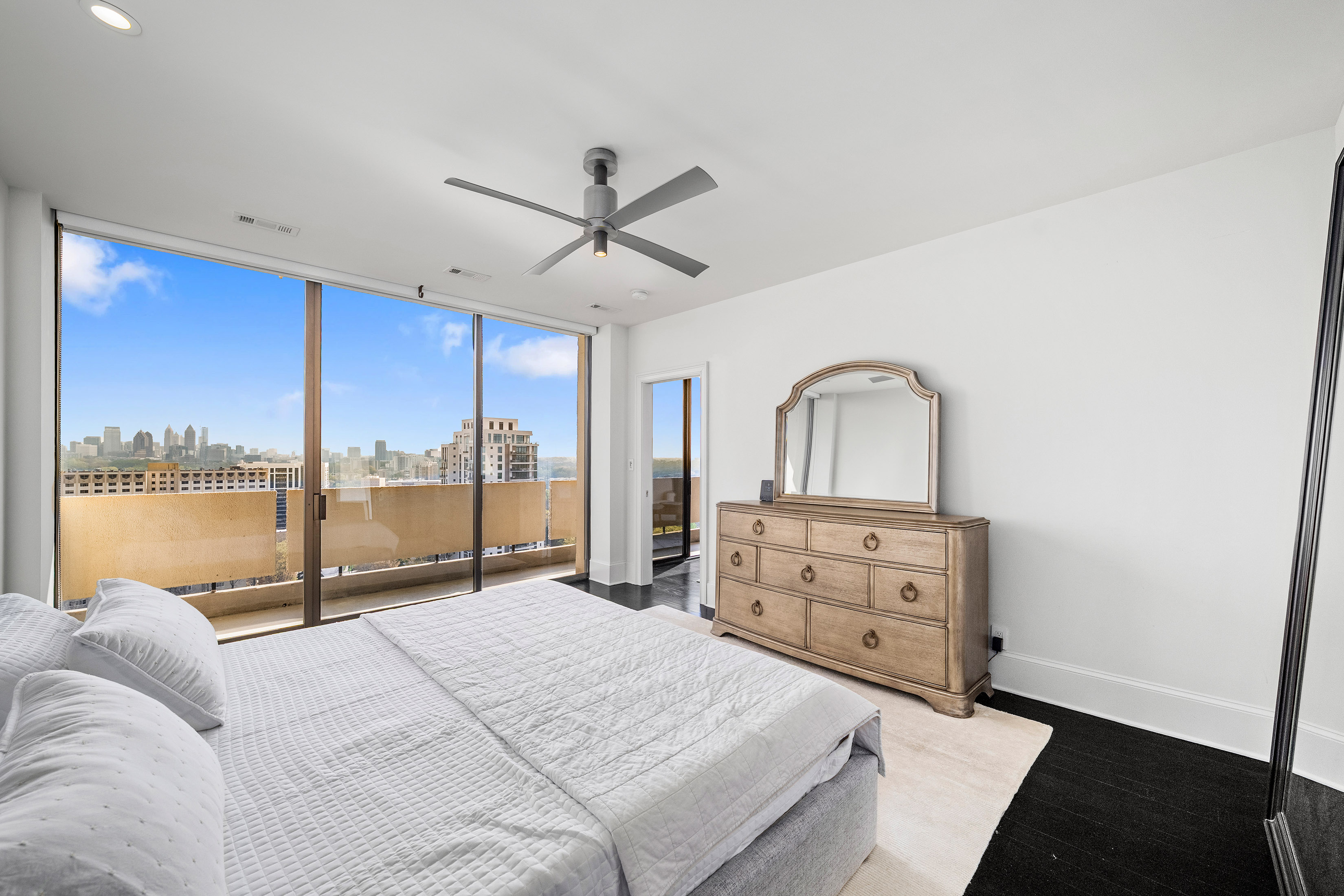  Fully Renovated Residence with Stunning Skyline Views - 物件實景