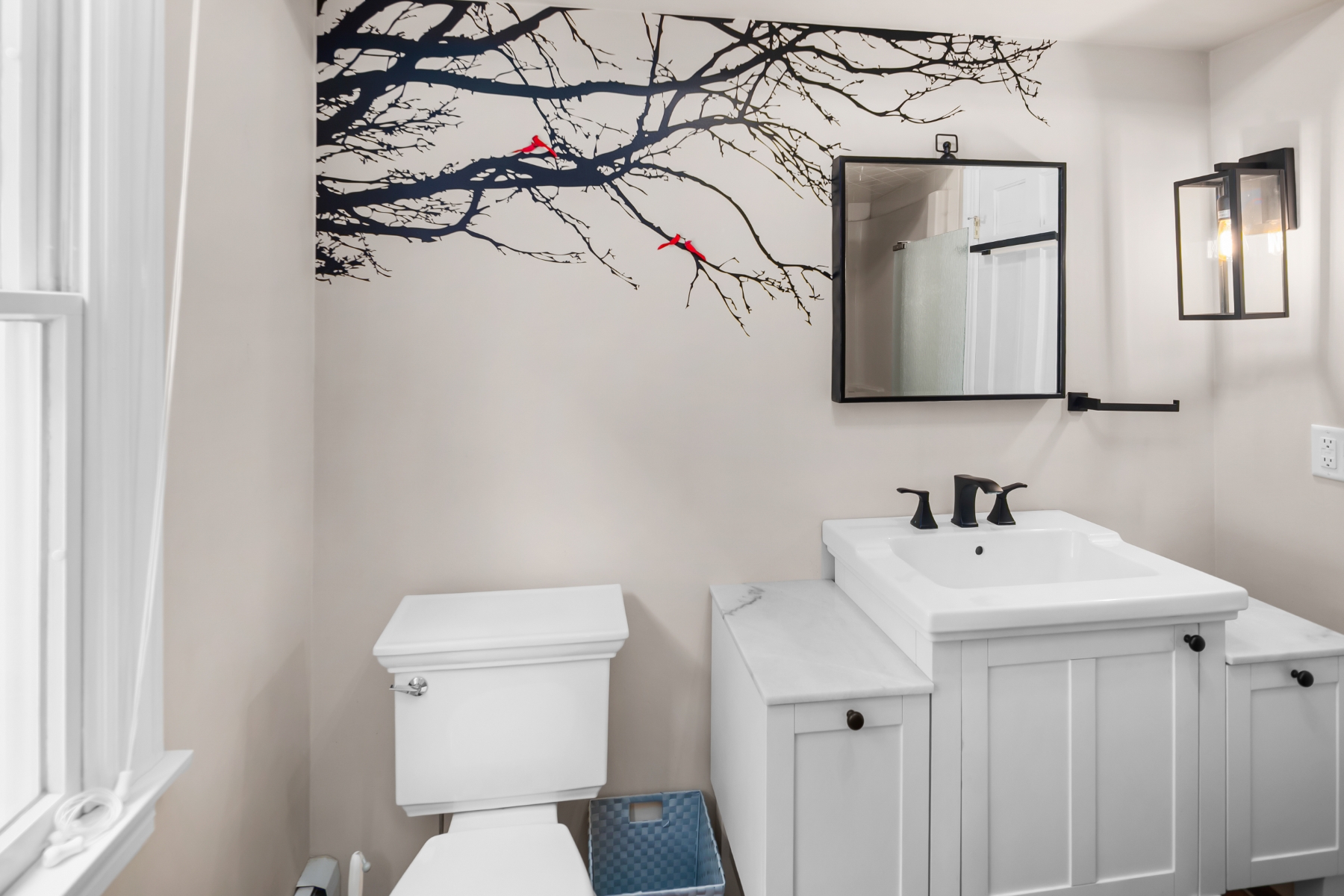  Updated Custom Colonial Home Brings Private Natural Setting Into Daily Life - 物件實景