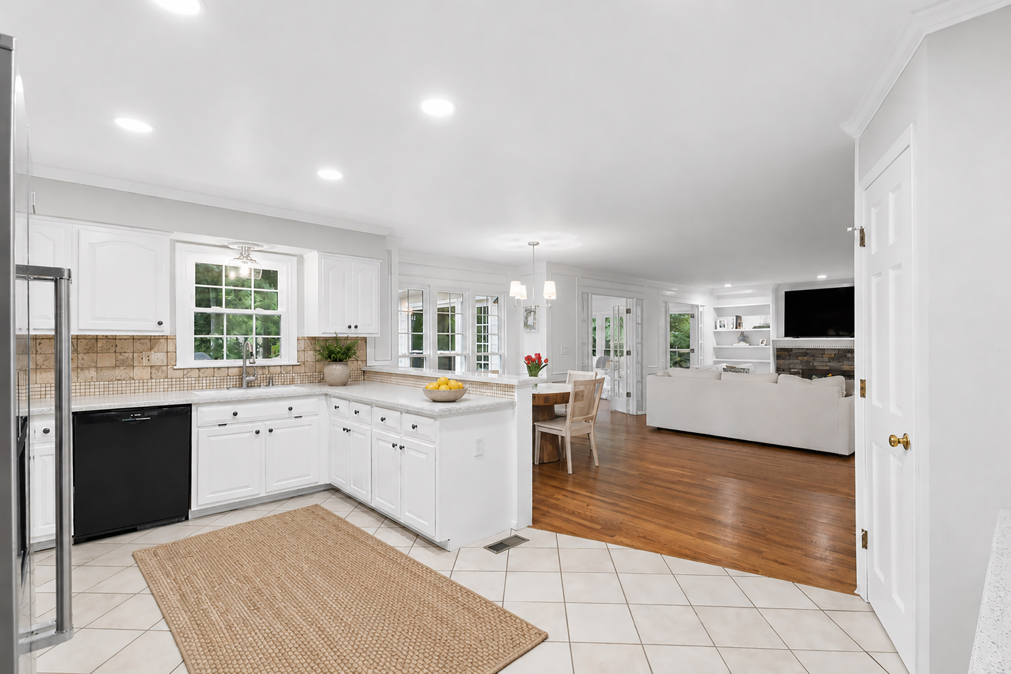  Beautifully Updated Home Blends Timeless Style with Elevated Designer Finishes - 物件實景