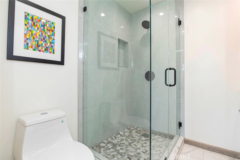 Los Angeles, California, 90027, United States, ,Residential,For Sale,1938959