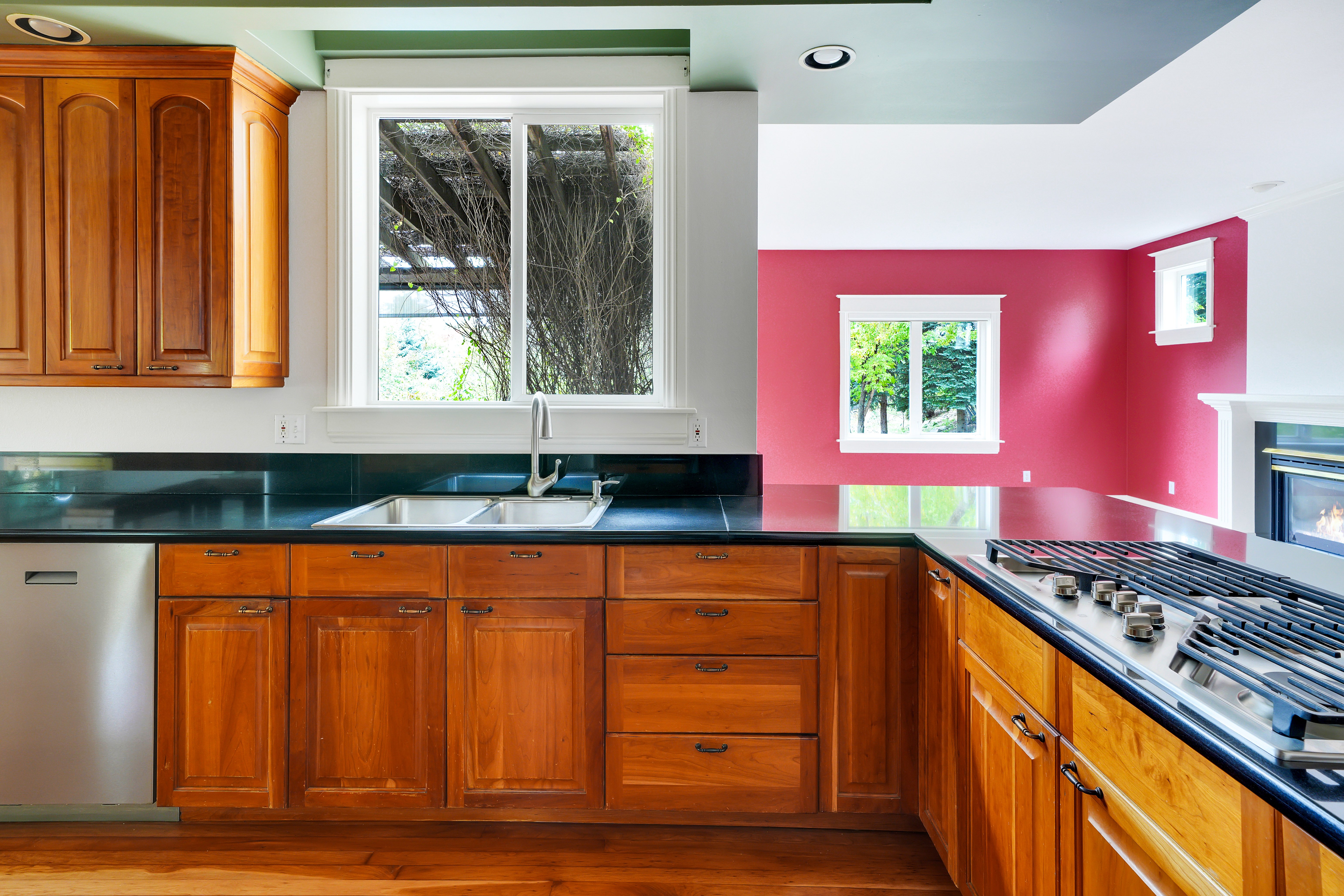  Custom Home with Vaulted Ceilings, Sauna and Wine Storage - 物件實景
