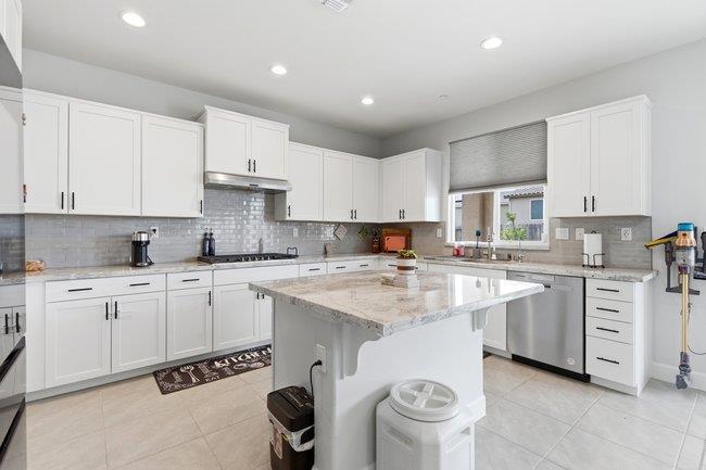 Hollister, California, 95023, United States, 5 Bedrooms Bedrooms, ,4 BathroomsBathrooms,Residential,For Sale,2032027