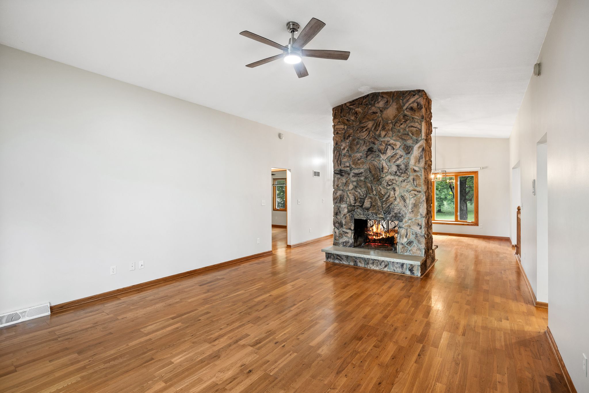  Exceptional Crystal Lake Retreat with Expansive Lakefront Living - 物件實景