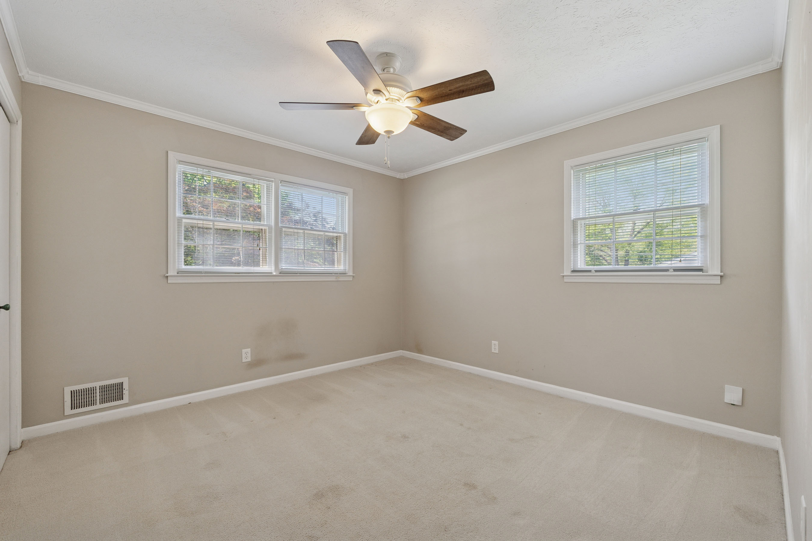  One of the Last Remaining Opportunities on Sought-After Meadow Drive in Downtown - 物件實景