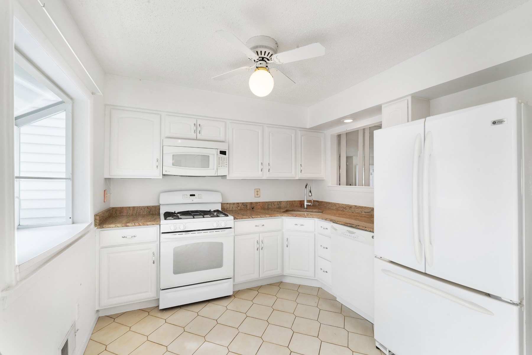  ?Westbrook Woods? Well Maintained Townhome - 物件實景