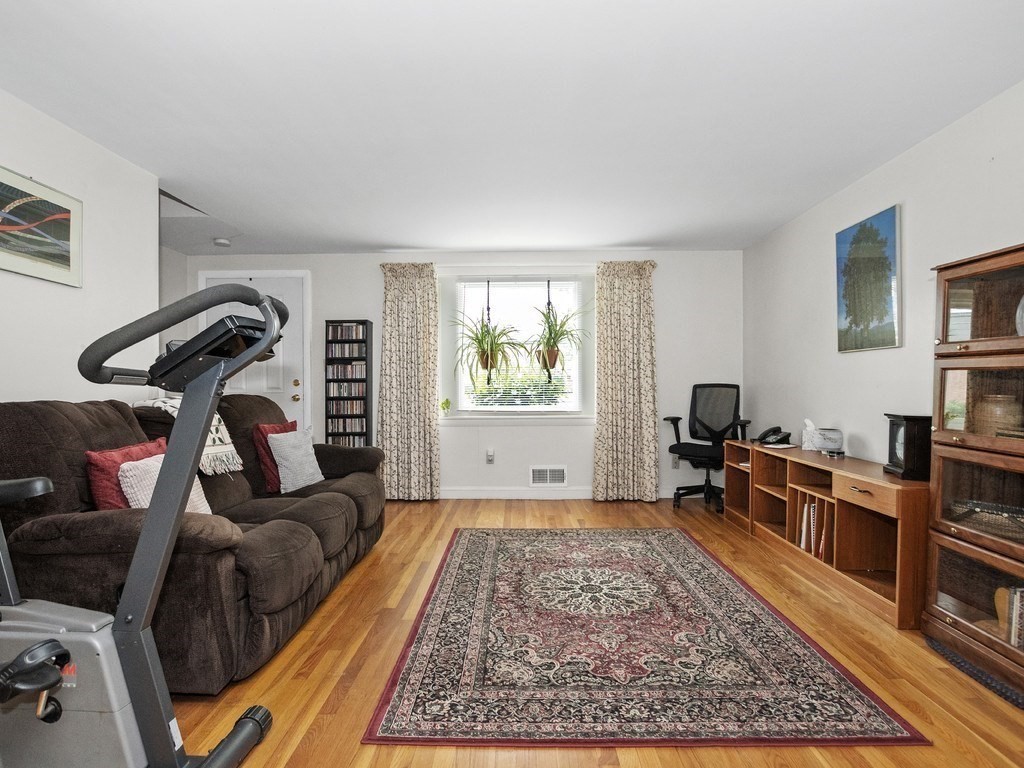 Waltham, Massachusetts, 02452, United States, 2 Bedrooms Bedrooms, ,2 BathroomsBathrooms,Residential,For Sale,1902655