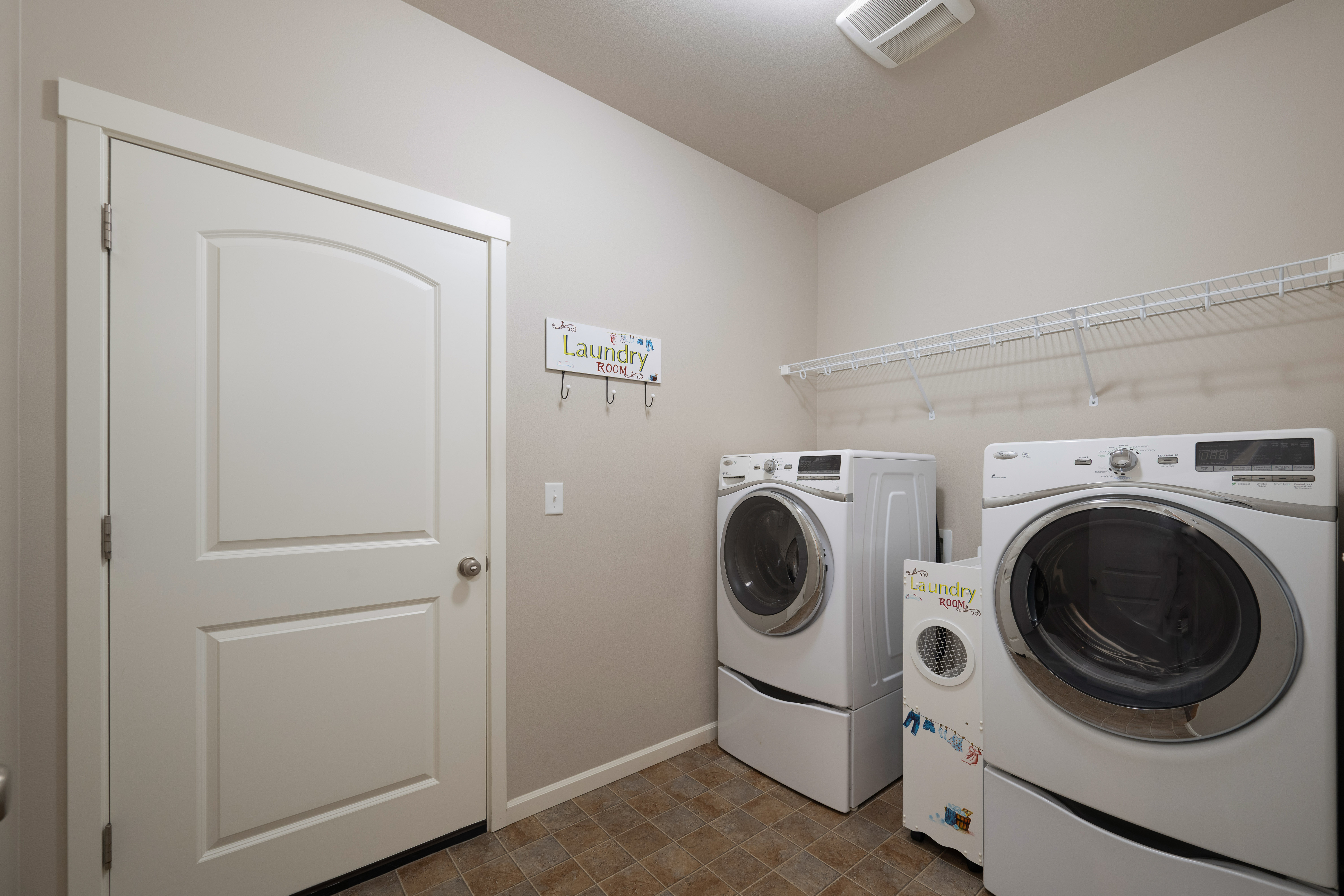  Welcome to this well-maintained 3-bedroom, 2-bath New Tradition resale - 物件實景