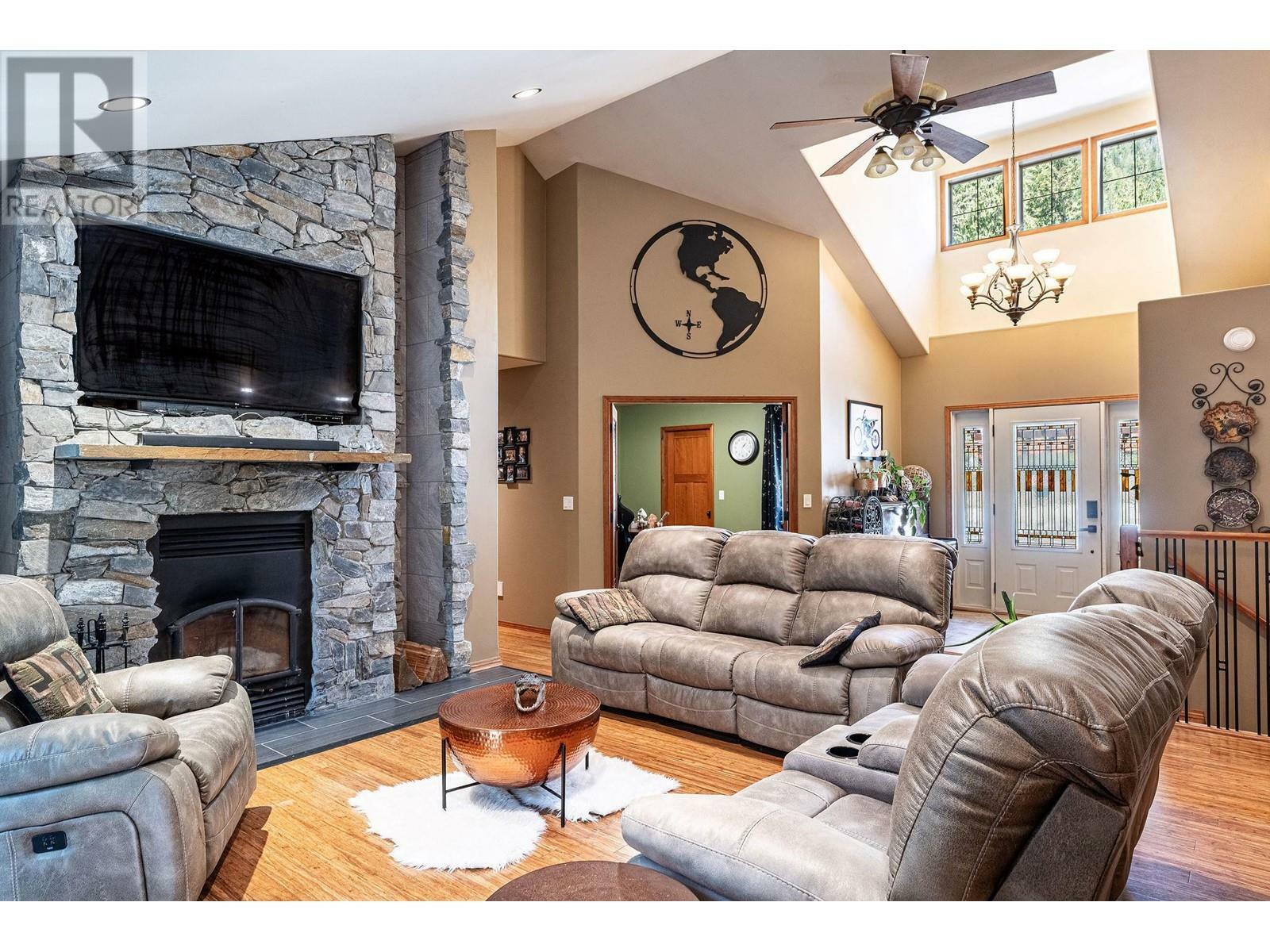 REVELSTOKE, British Columbia, V0E 2S0, CA, 4 Bedrooms Bedrooms, ,3 BathroomsBathrooms,Residential,For Sale,1838375