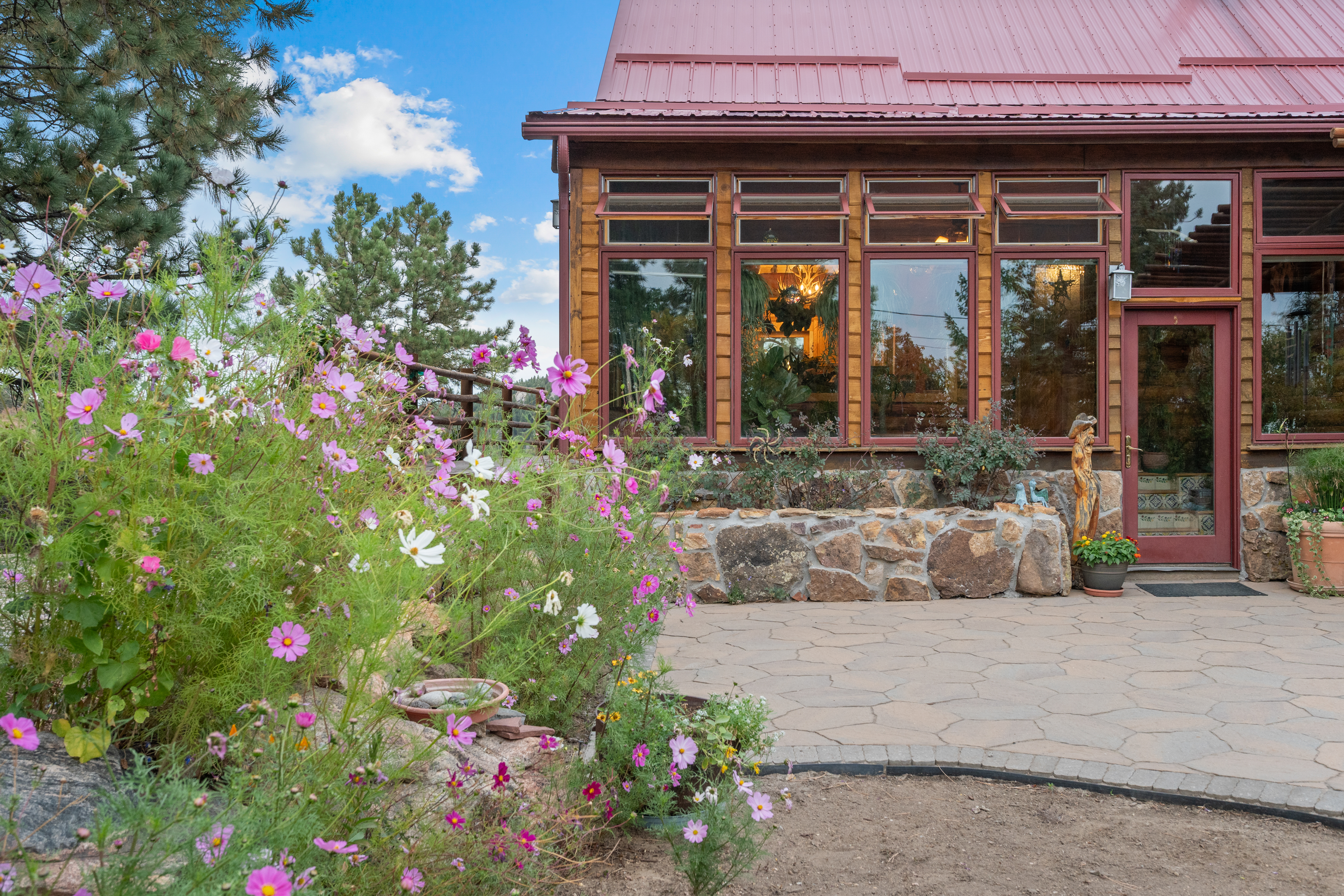  Chatfield Reservoir Log Home on Horse-Friendly 5 Acres with Wrap-Around Decks - 物件實景