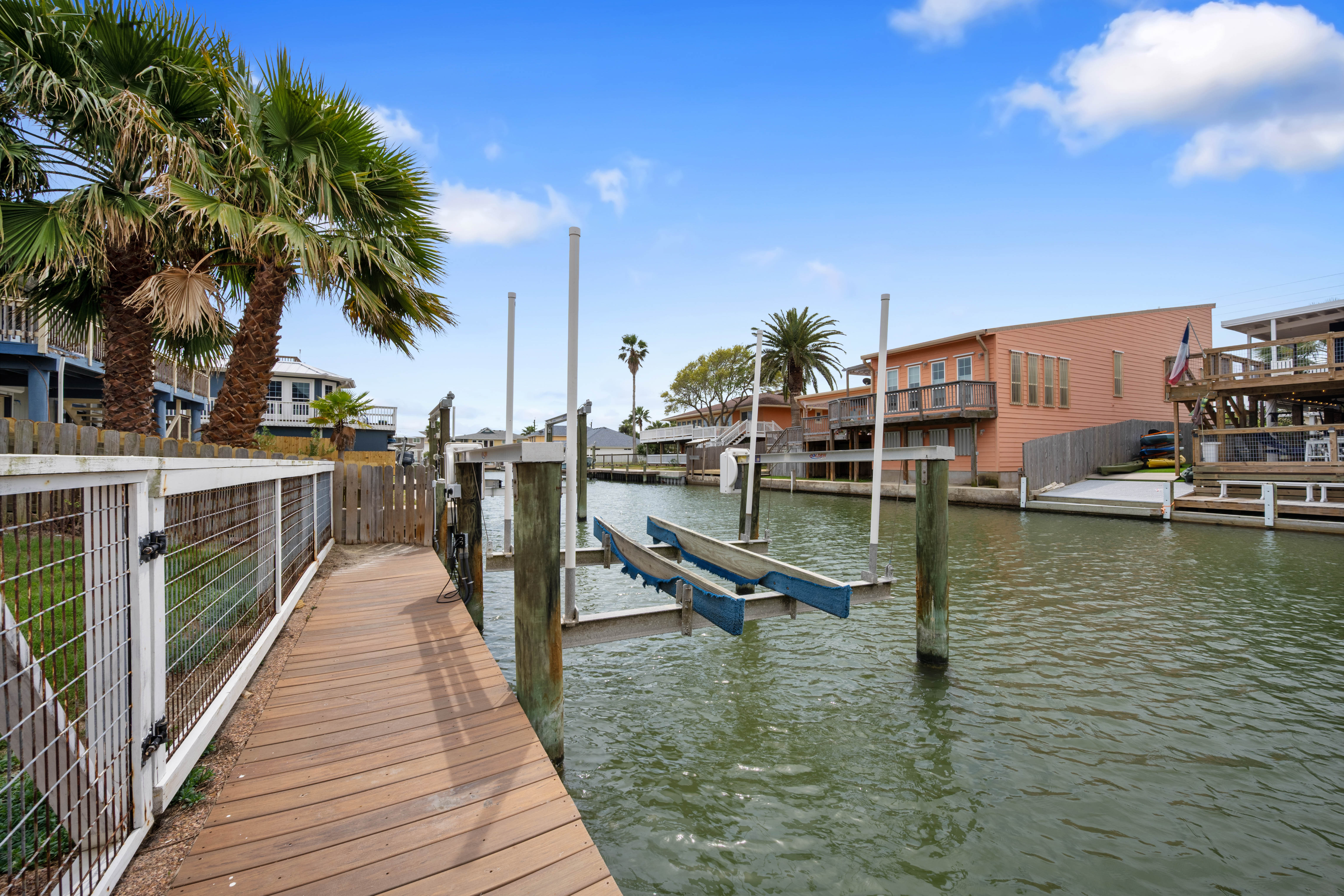  Canal-Front Living with Boat Lift - 物件實景