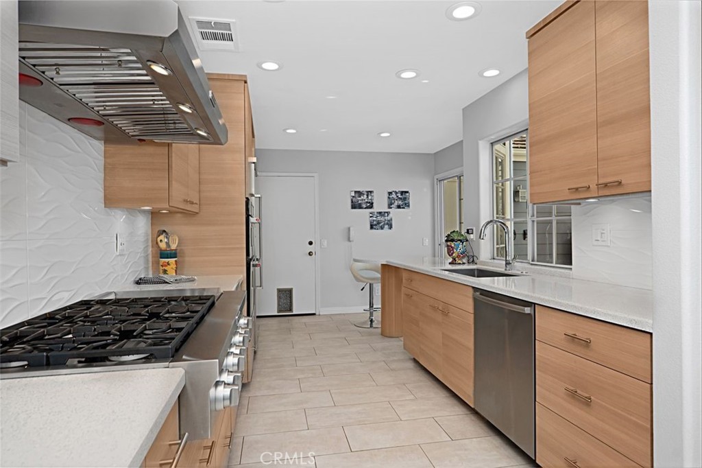 Long Beach, California, 90803, United States, 2 Bedrooms Bedrooms, ,3 BathroomsBathrooms,Residential,For Sale,1917947