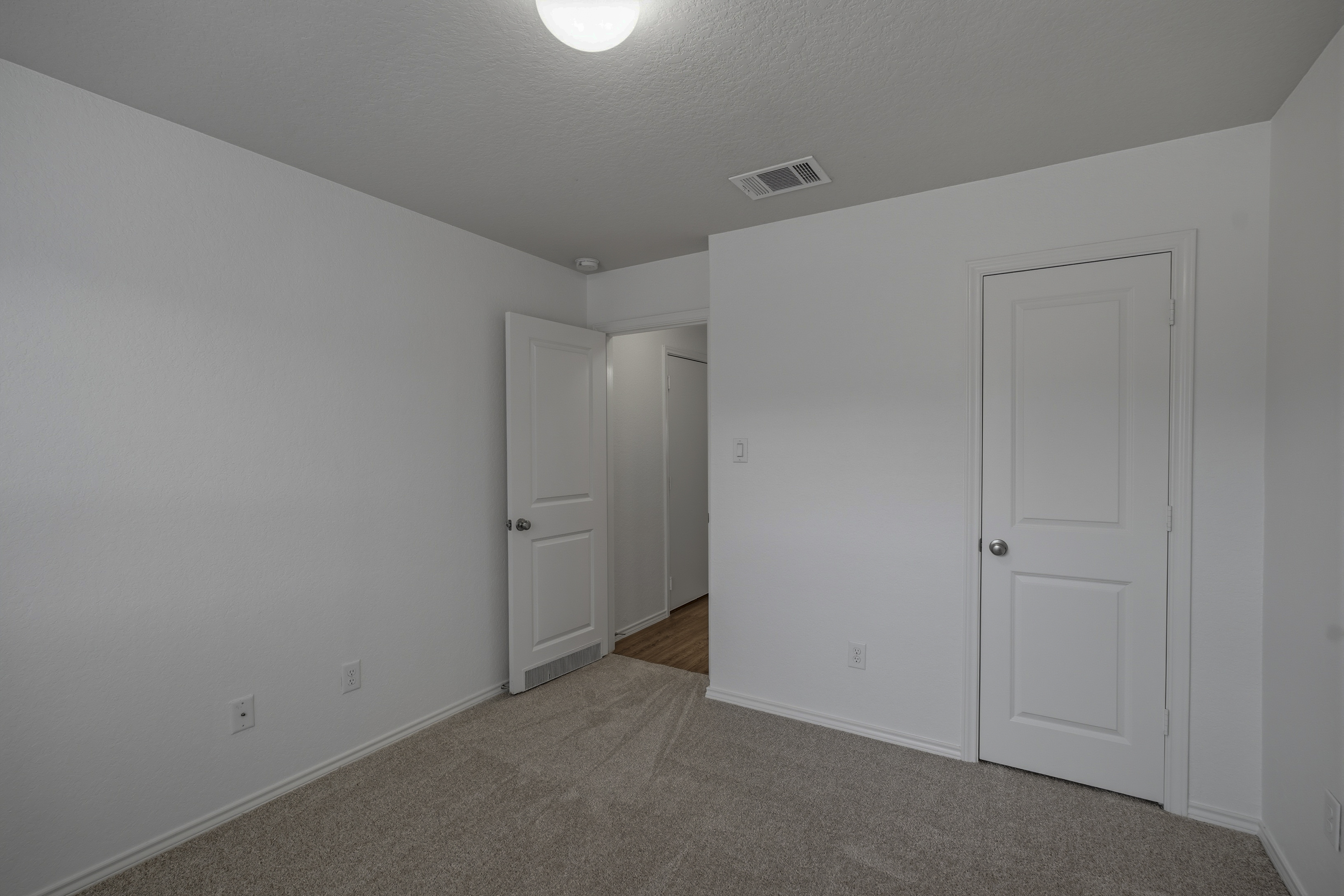  Beautifully Updated With Open Concept - 物件實景
