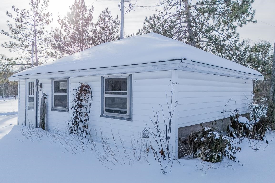 New London, Wisconsin, 54961-8021, United States, 4 Bedrooms Bedrooms, ,2 BathroomsBathrooms,Residential,For Sale,2008203