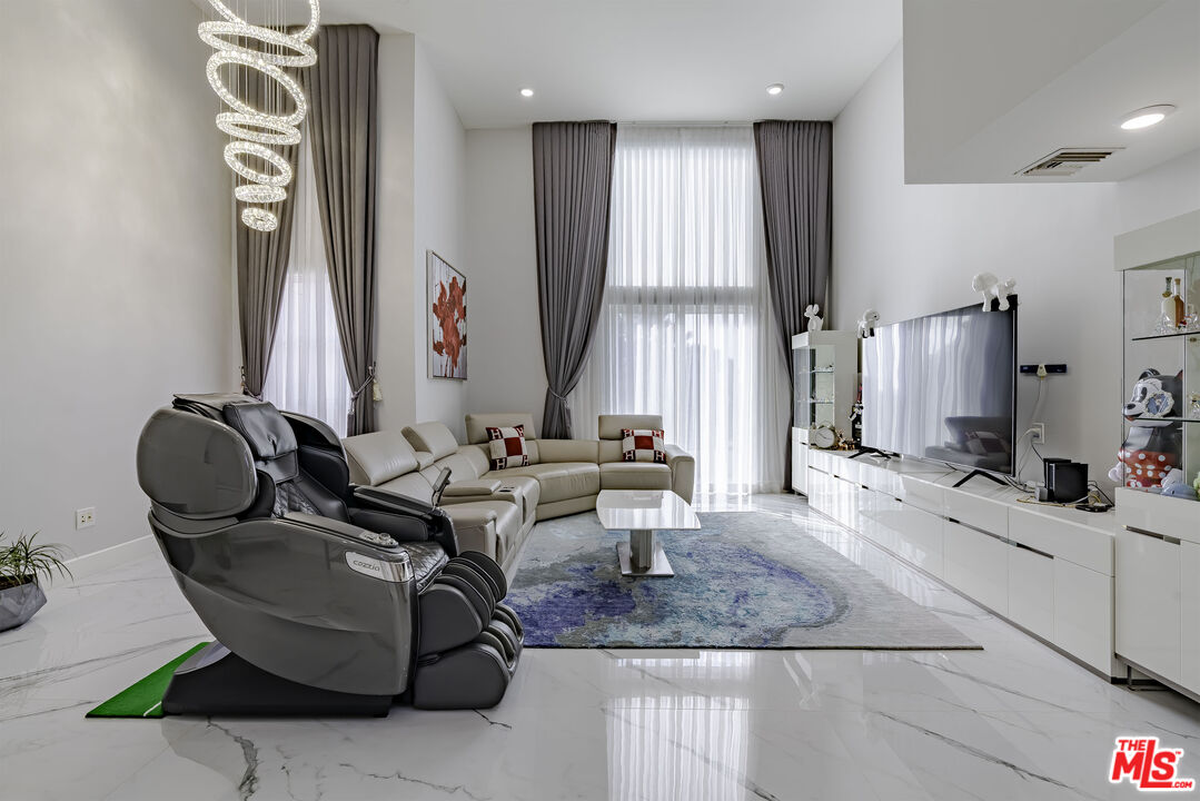 Los Angeles, California, 90010, United States, 3 Bedrooms Bedrooms, ,3 BathroomsBathrooms,Residential,For Sale,1992003