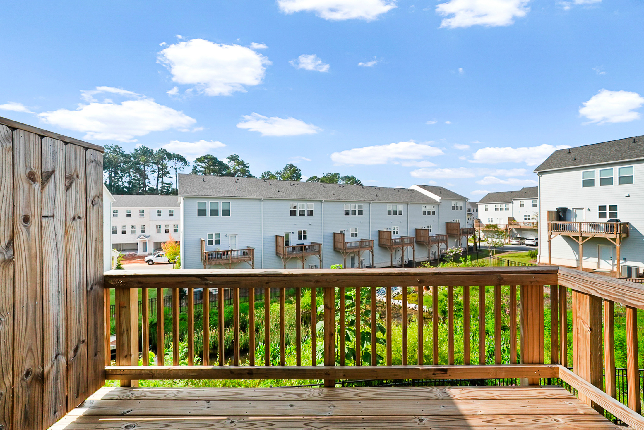  Better Than New Townhome is Ready Today - 物件實景