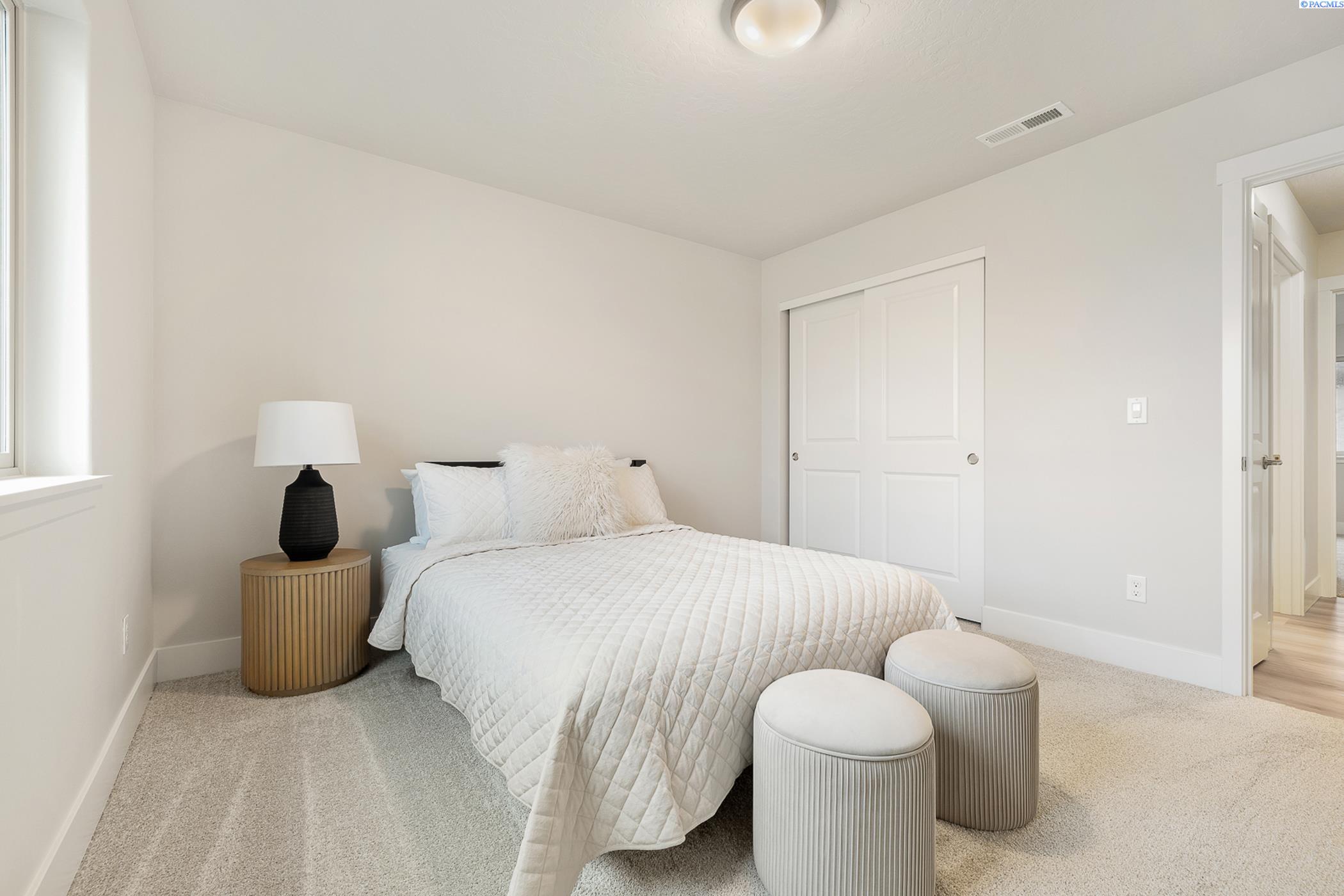 Kennewick, Washington, 99338, United States, 4 Bedrooms Bedrooms, ,1 BathroomBathrooms,Residential,For Sale,1973068