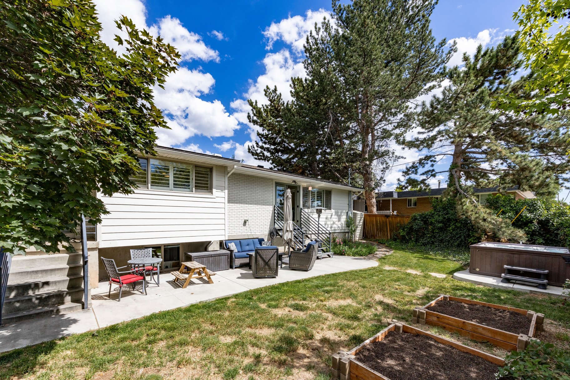  Modernized Millcreek Rambler with Open Living & Private Backyard - 物件實景