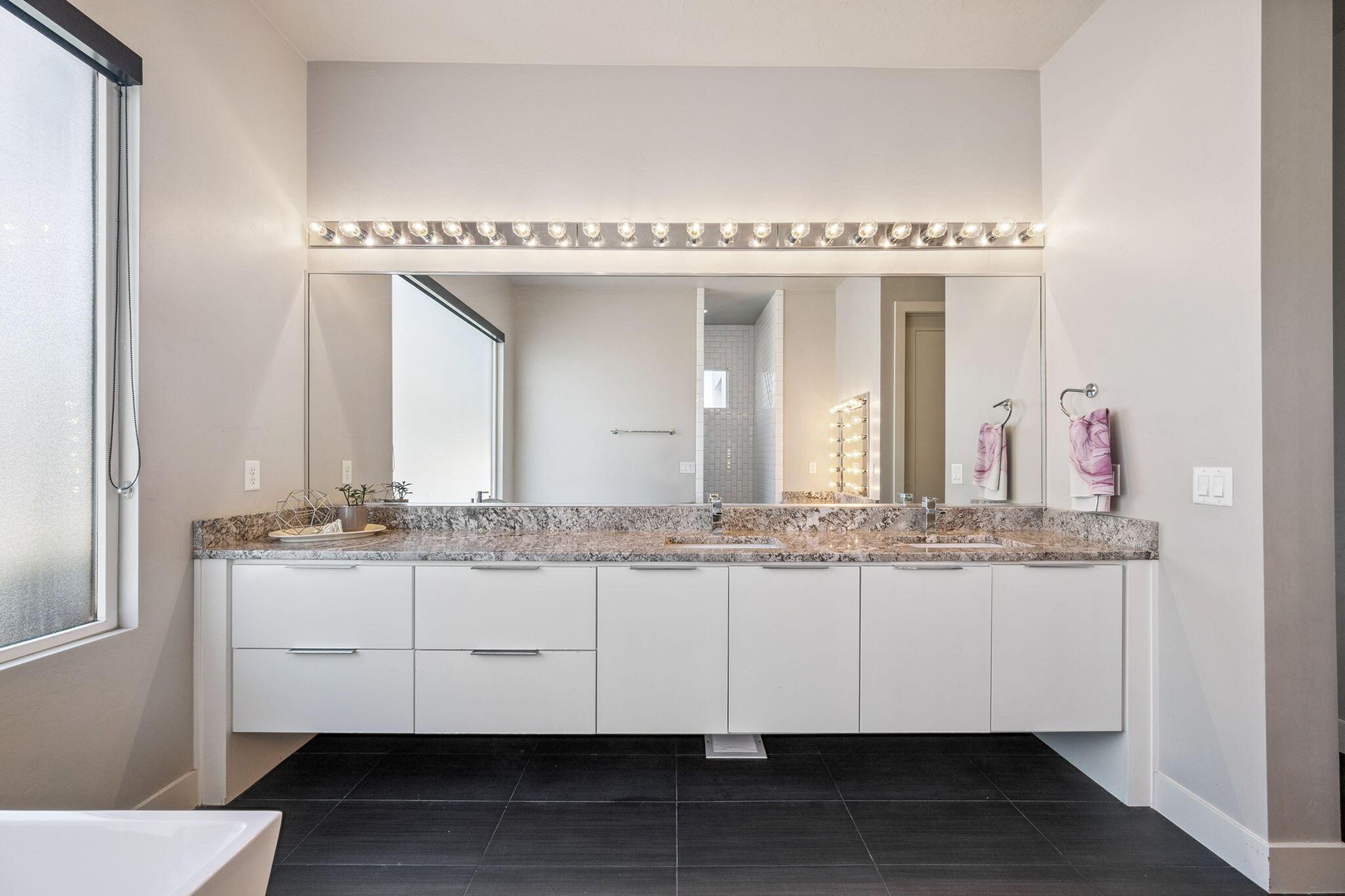 St George, Utah, 84790, United States, 6 Bedrooms Bedrooms, ,6 BathroomsBathrooms,Residential,For Sale,1975386