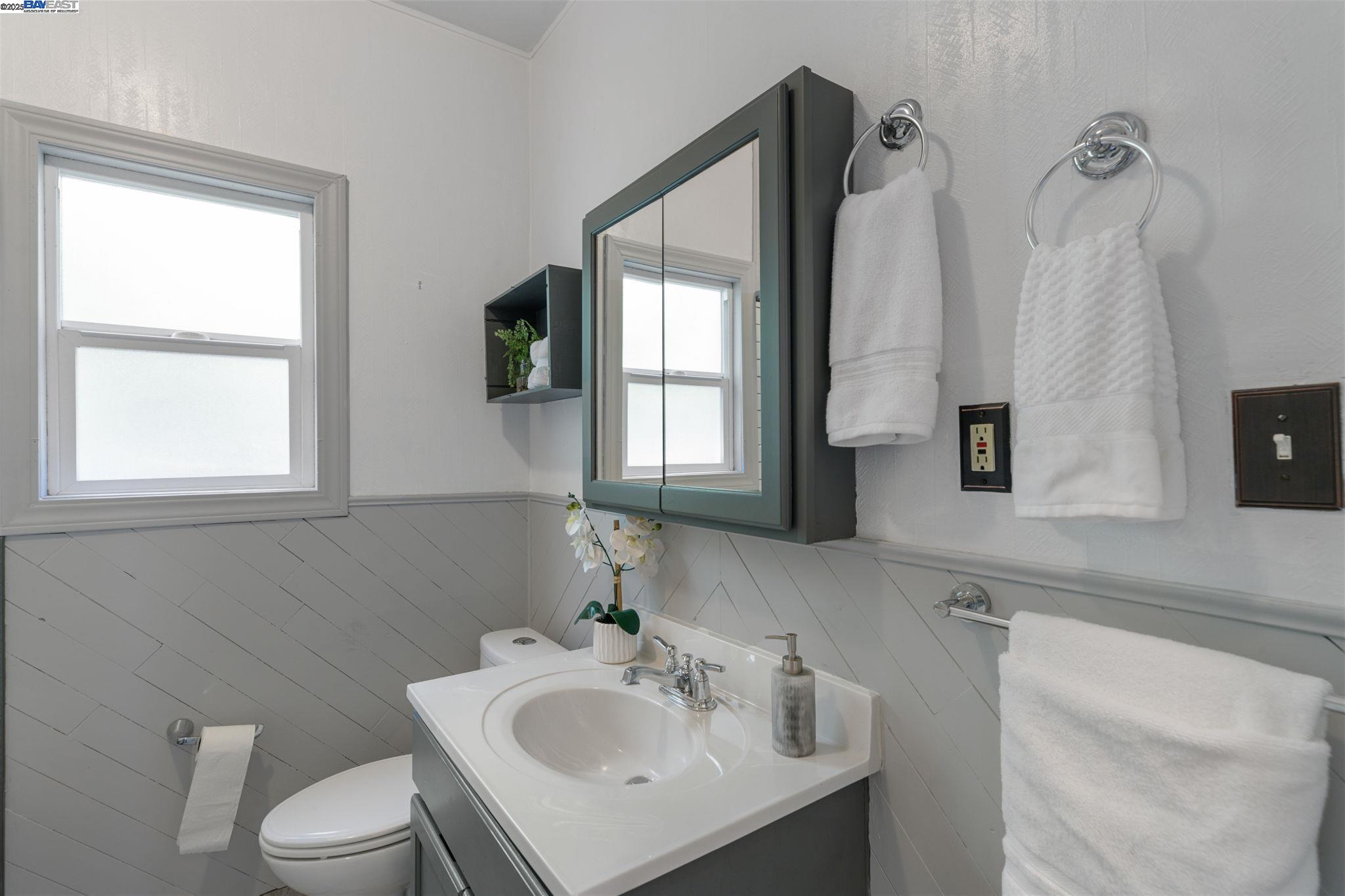 Oakland, California, 94606, United States, 3 Bedrooms Bedrooms, ,2 BathroomsBathrooms,Residential,For Sale,1839089