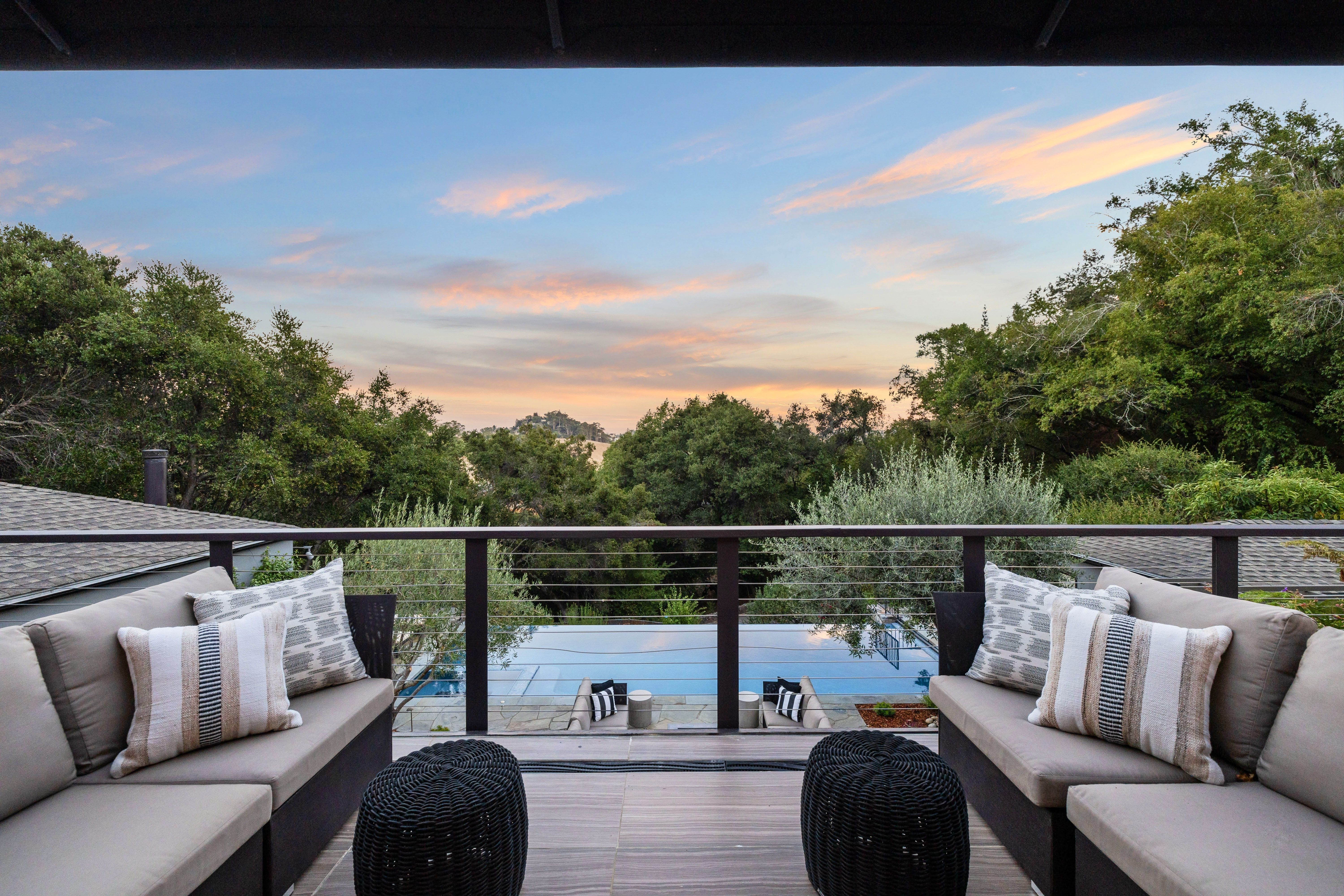  Resort Living in Sorich Park — Gated Mediterranean Estate With Pool and Views - 物件實景