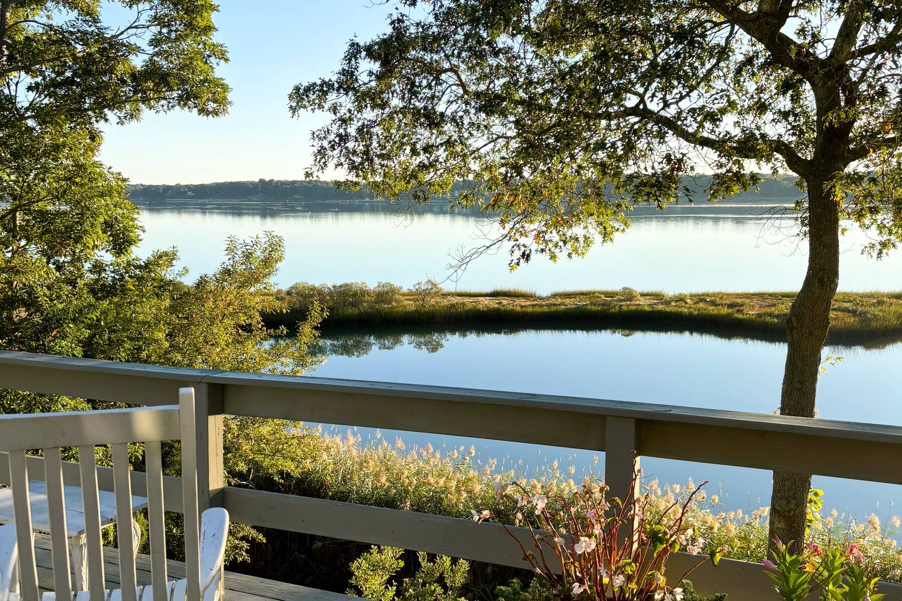 EAST HAMPTON WATERFRONT ELEGANCE 