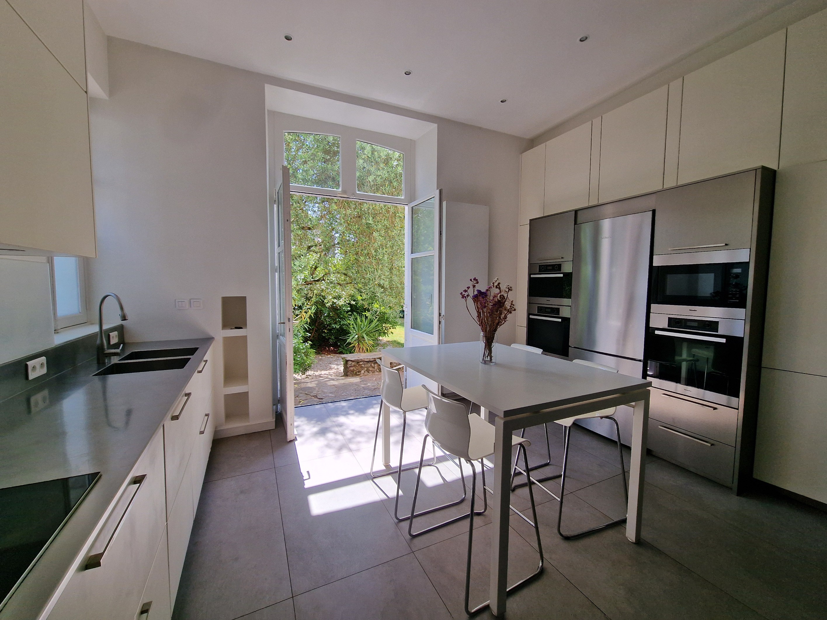  Set within a private cul-de-sac, a 380 sqm townhouse with ancillary buildings - 物件實景
