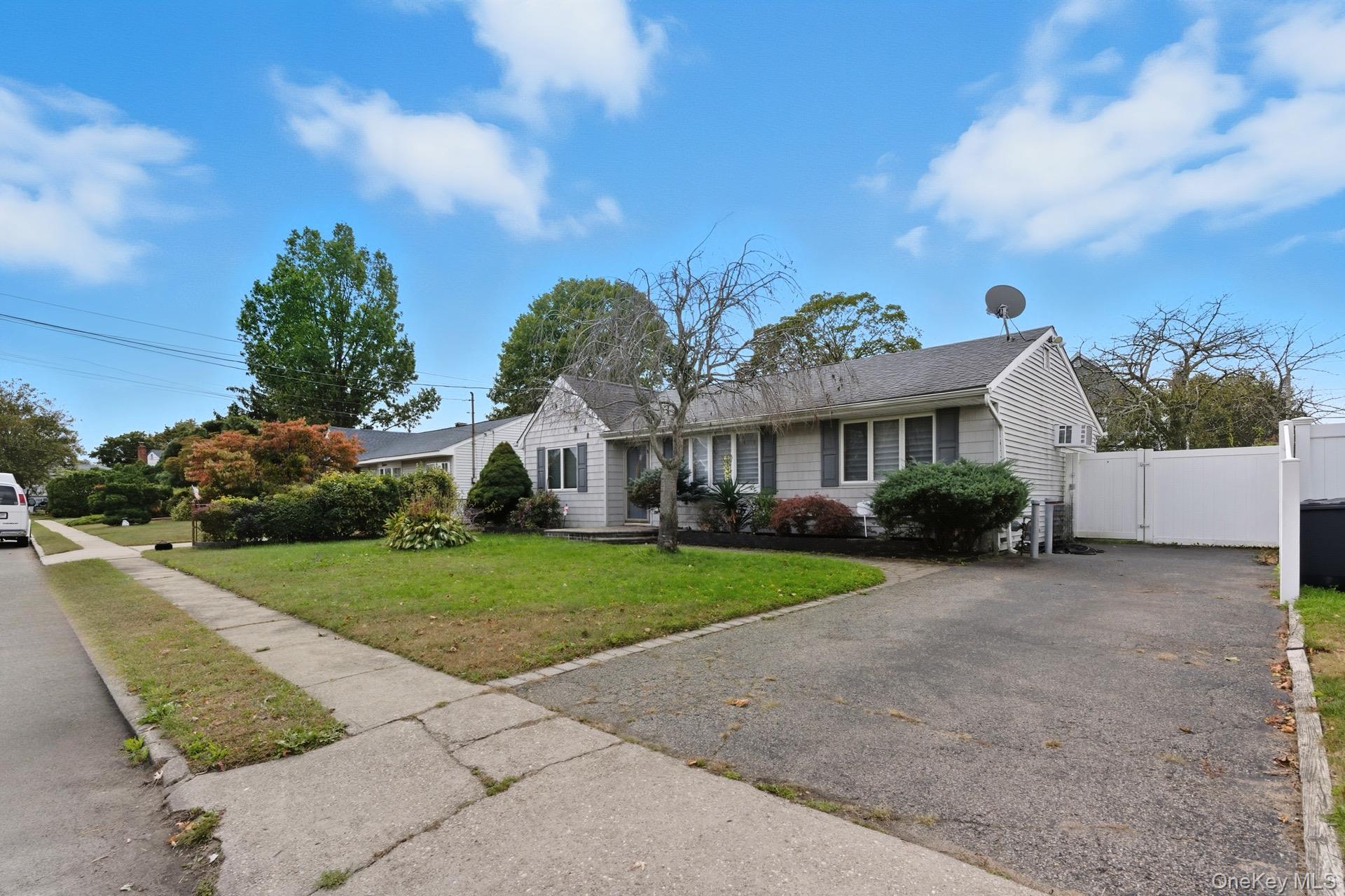 Lindenhurst, New York, 11757, United States, 3 Bedrooms Bedrooms, ,1 BathroomBathrooms,Residential,For Sale,1963707
