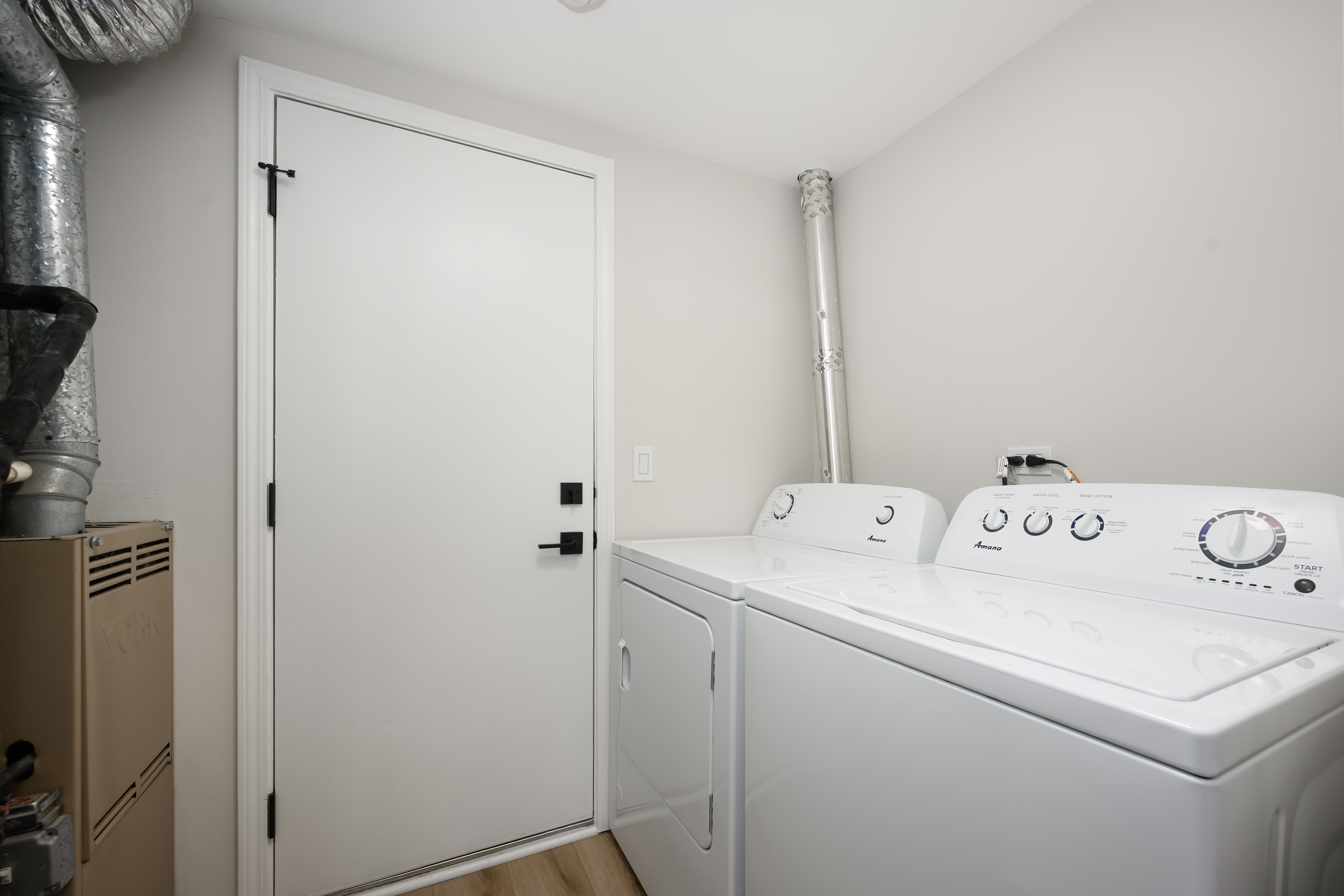  Thoughtfully Refreshed with Contemporary Finishes Throughout - 物件實景