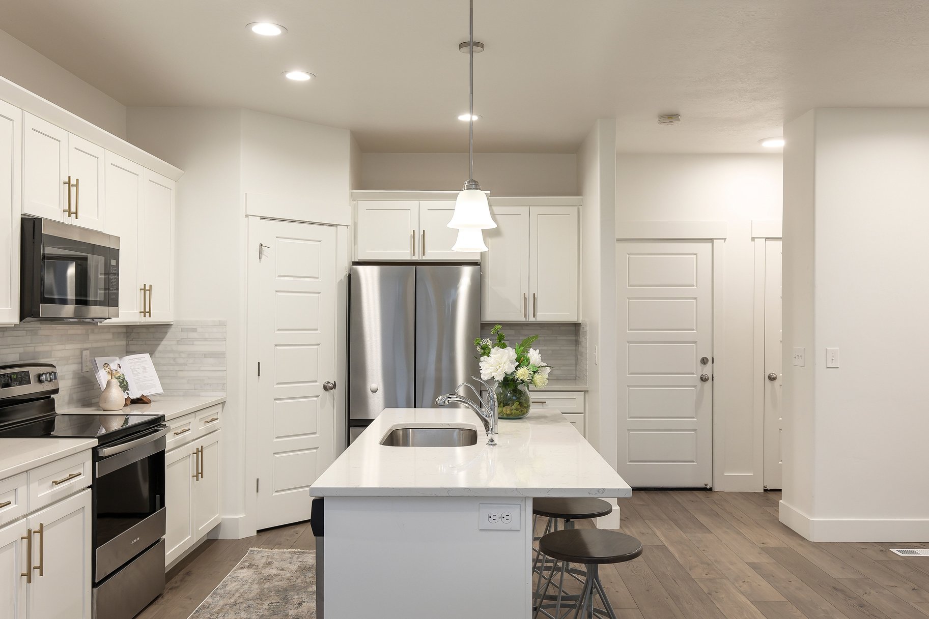  Stylish End-Unit Townhome - 物件實景