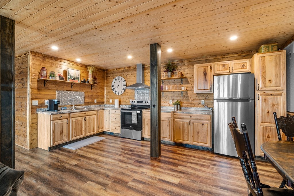 Murphy, North Carolina, 28096, United States, 4 Bedrooms Bedrooms, ,4 BathroomsBathrooms,Residential,For Sale,1871298