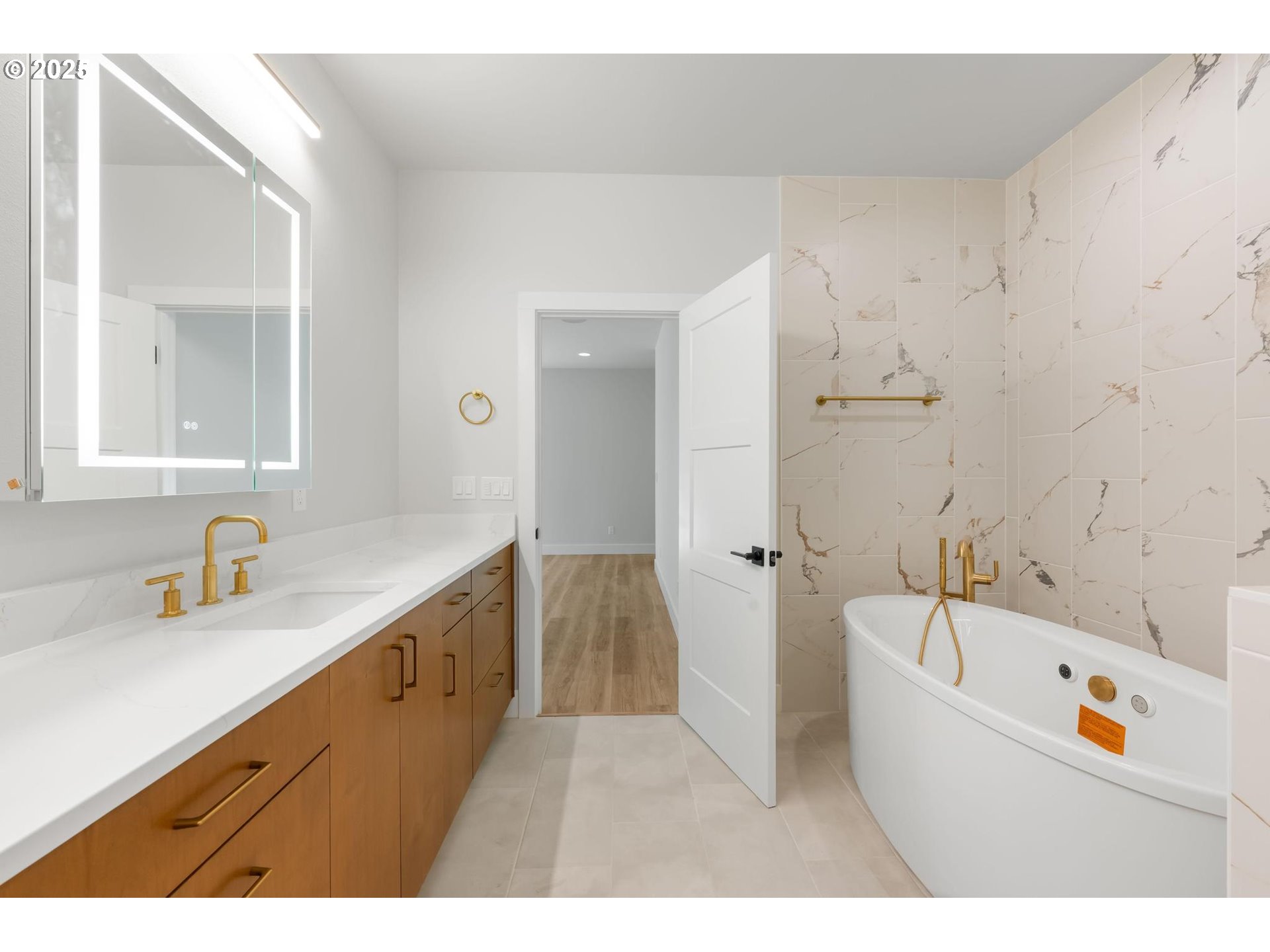 Portland, Oregon, 97219, United States, 3 Bedrooms Bedrooms, ,2 BathroomsBathrooms,Residential,For Sale,1699870