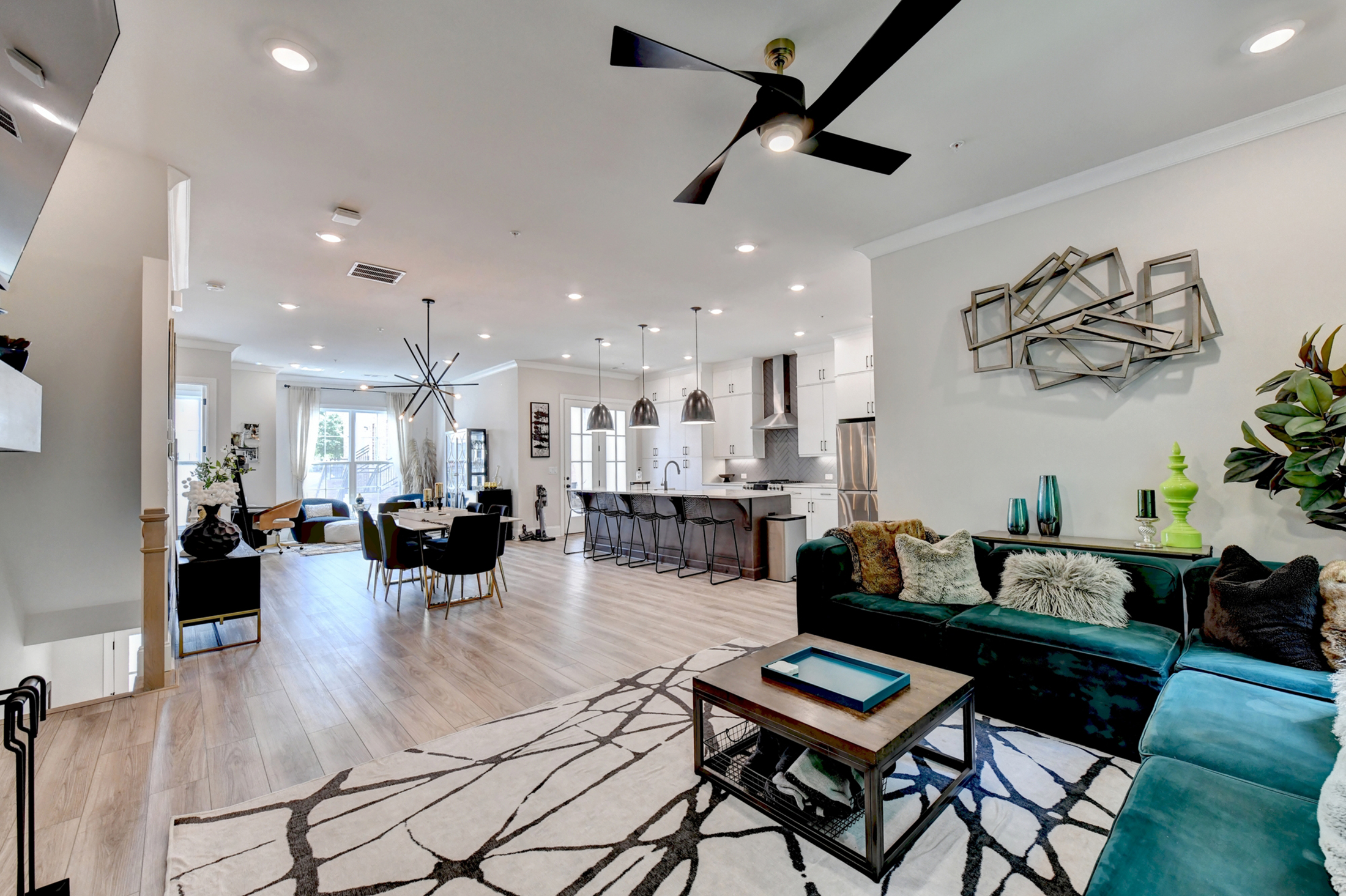  Welcome Home to this Magnificent Three-Story Townhome - 物件實景