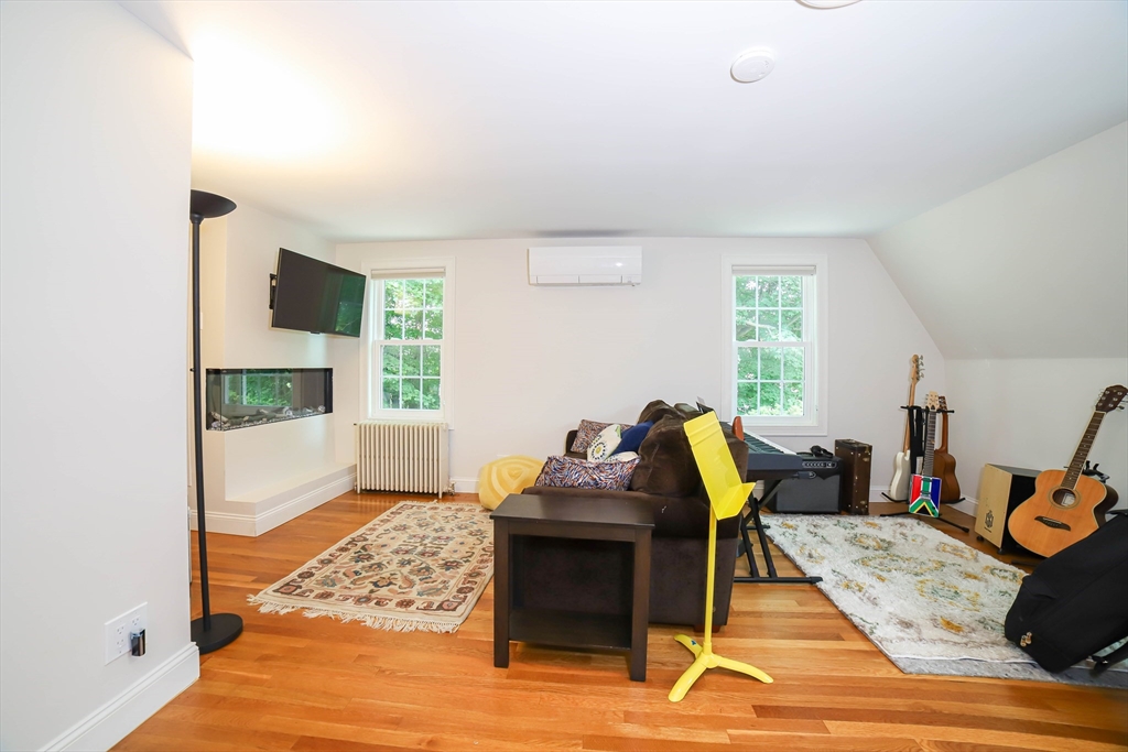 Worcester, Massachusetts, 01609, United States, 5 Bedrooms Bedrooms, ,4 BathroomsBathrooms,Residential,For Sale,1907639
