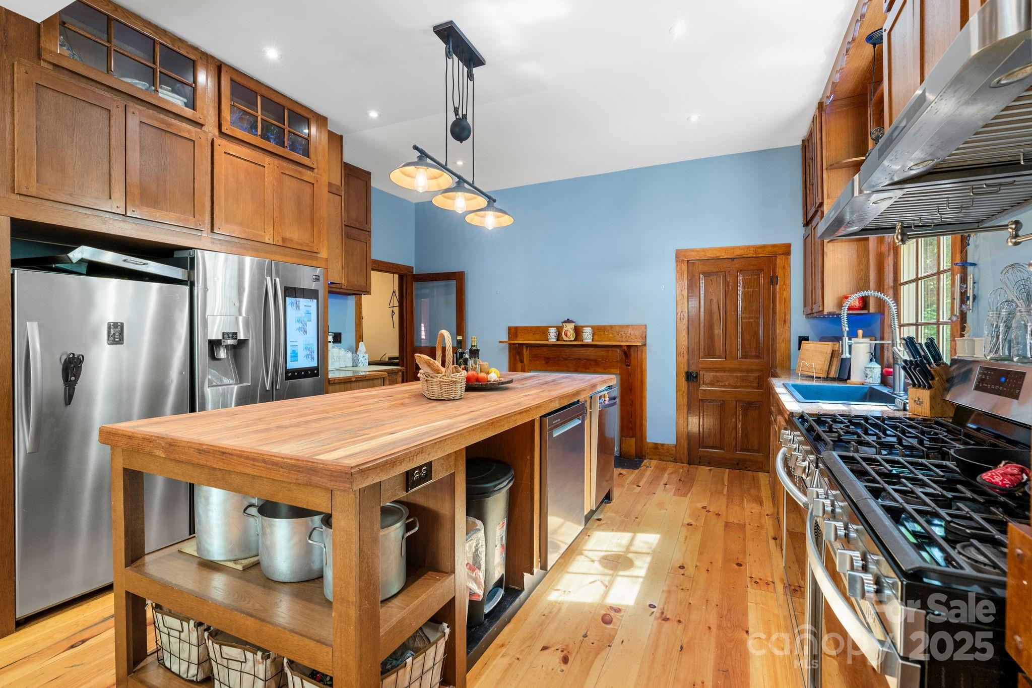 Hendersonville, North Carolina, 28739, United States, 6 Bedrooms Bedrooms, ,5 BathroomsBathrooms,Residential,For Sale,1825253