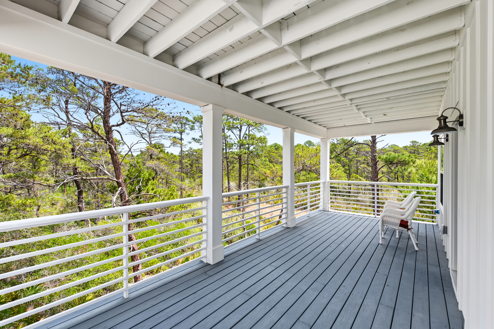  Like-New Coastal Retreat with Rare Privacy and Porches on Every Level - 物件實景