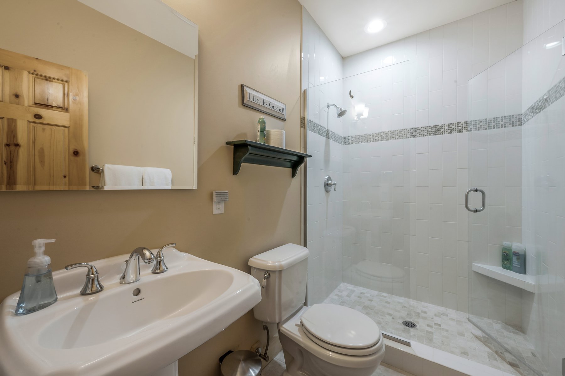 Sagle, Idaho, 83860, United States, 5 Bedrooms Bedrooms, ,6 BathroomsBathrooms,Residential,For Sale,1978919