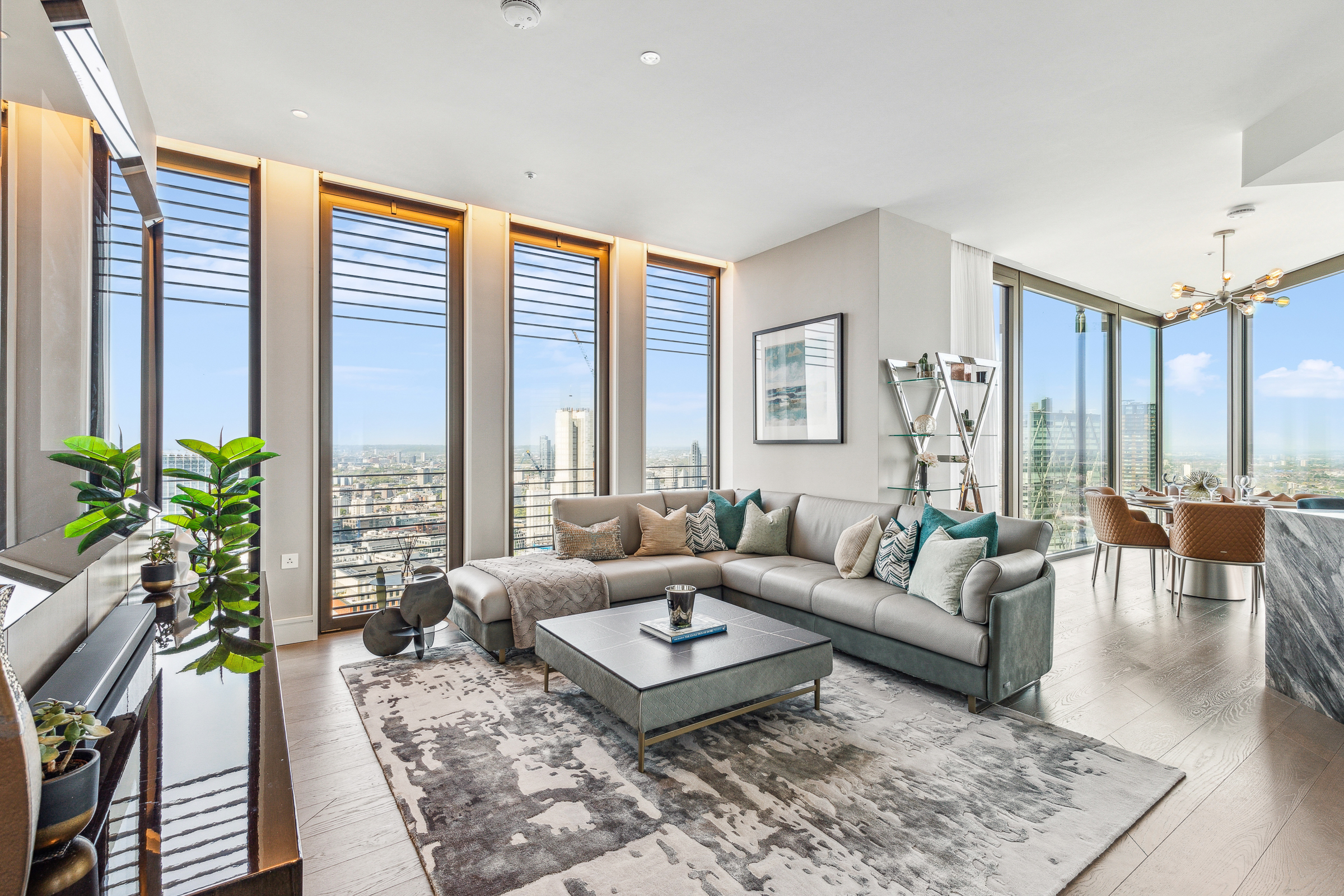 Three-Bedroom Flat with Breathtaking Views in the City of London 