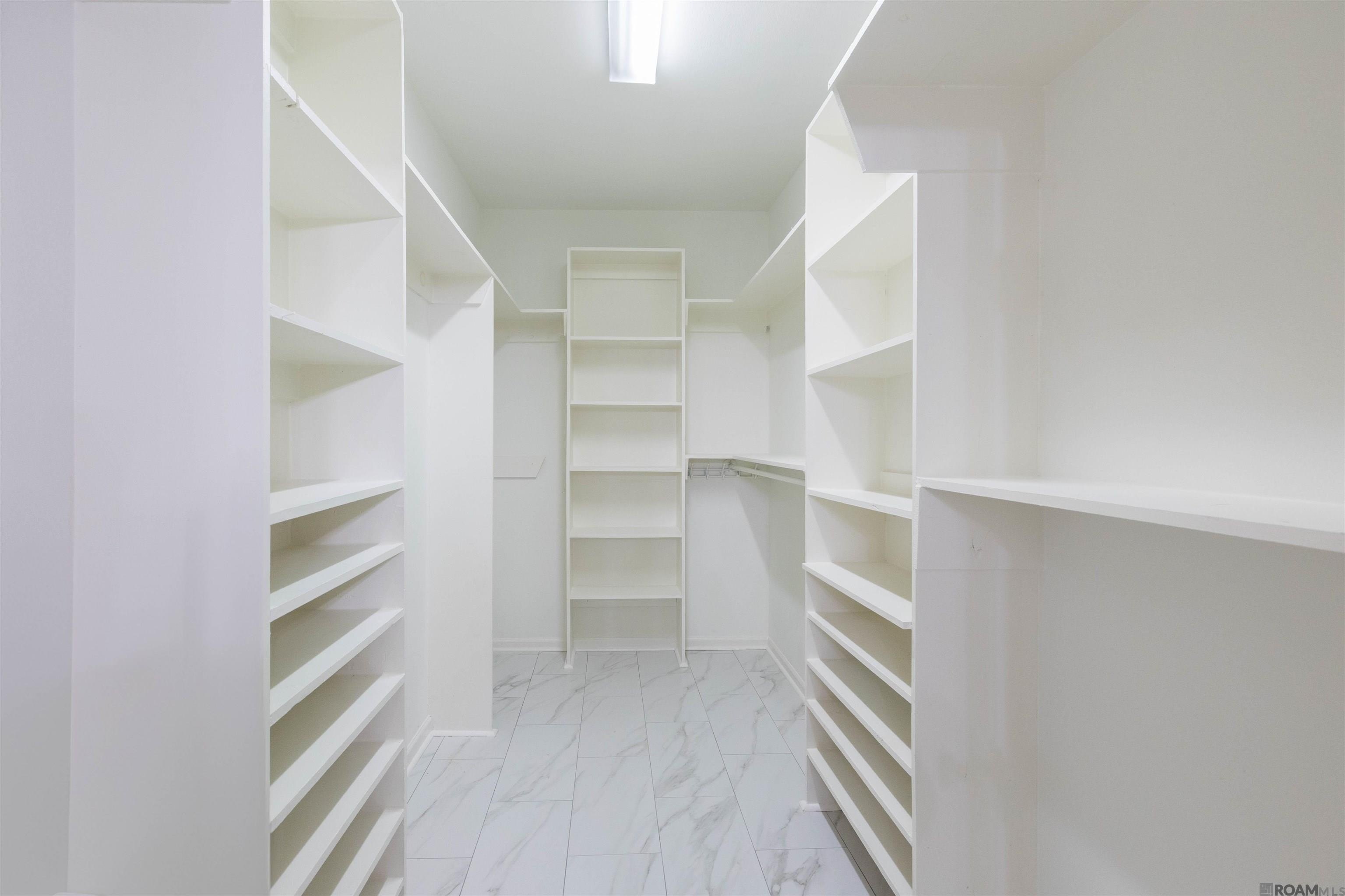 Baton Rouge, Louisiana, 70817, United States, 5 Bedrooms Bedrooms, ,4 BathroomsBathrooms,Residential,For Sale,1984389