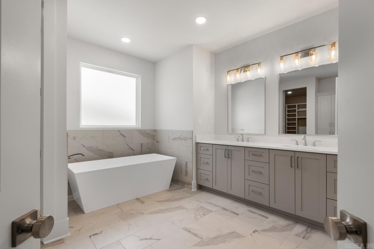 Benton, Arkansas, 72019, United States, 5 Bedrooms Bedrooms, ,4 BathroomsBathrooms,Residential,For Sale,1982699