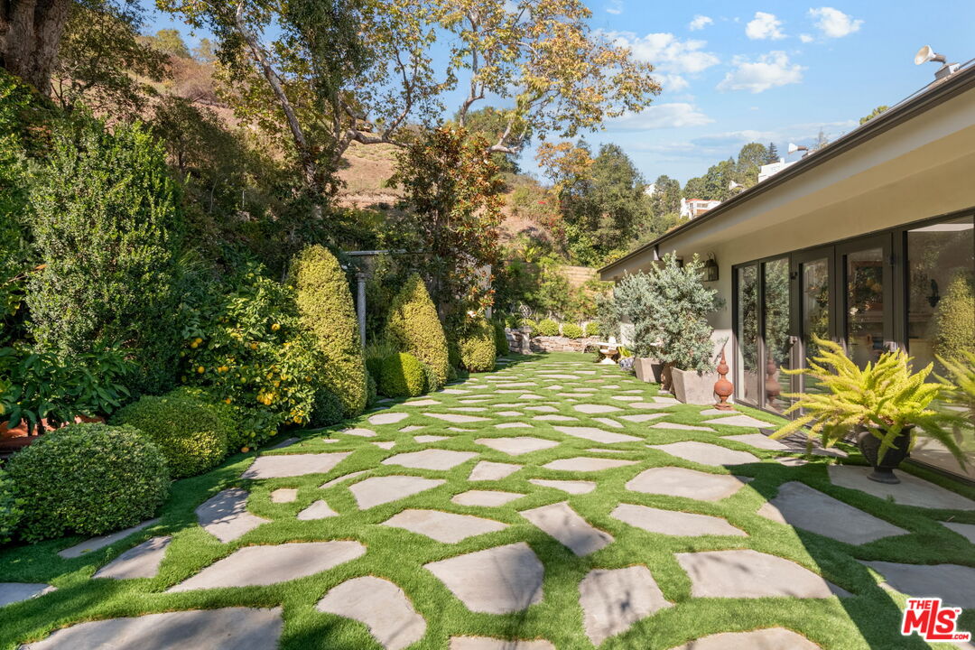 Los Angeles, California, 90049, United States, 4 Bedrooms Bedrooms, ,1 BathroomBathrooms,Residential,For Sale,1991602