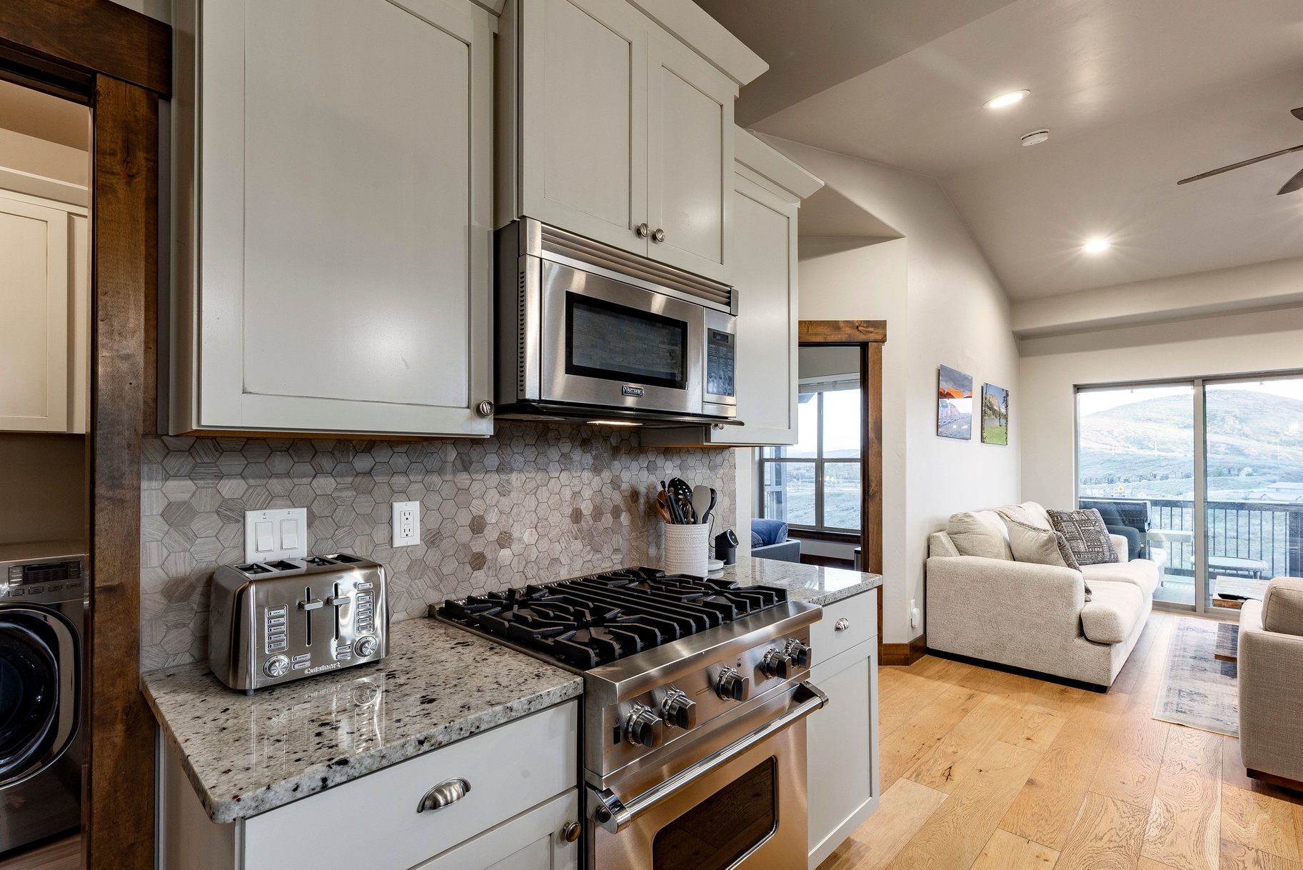 Stunning End-Unit Townhome With Loads of Natural Light - 物件實景