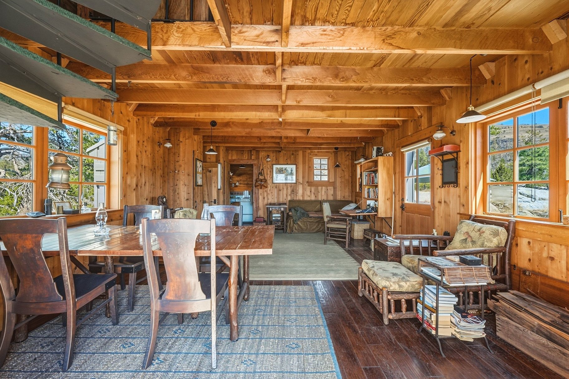  The Juniper Cabin: A Wild Invitation to See the World Differently - 物件實景