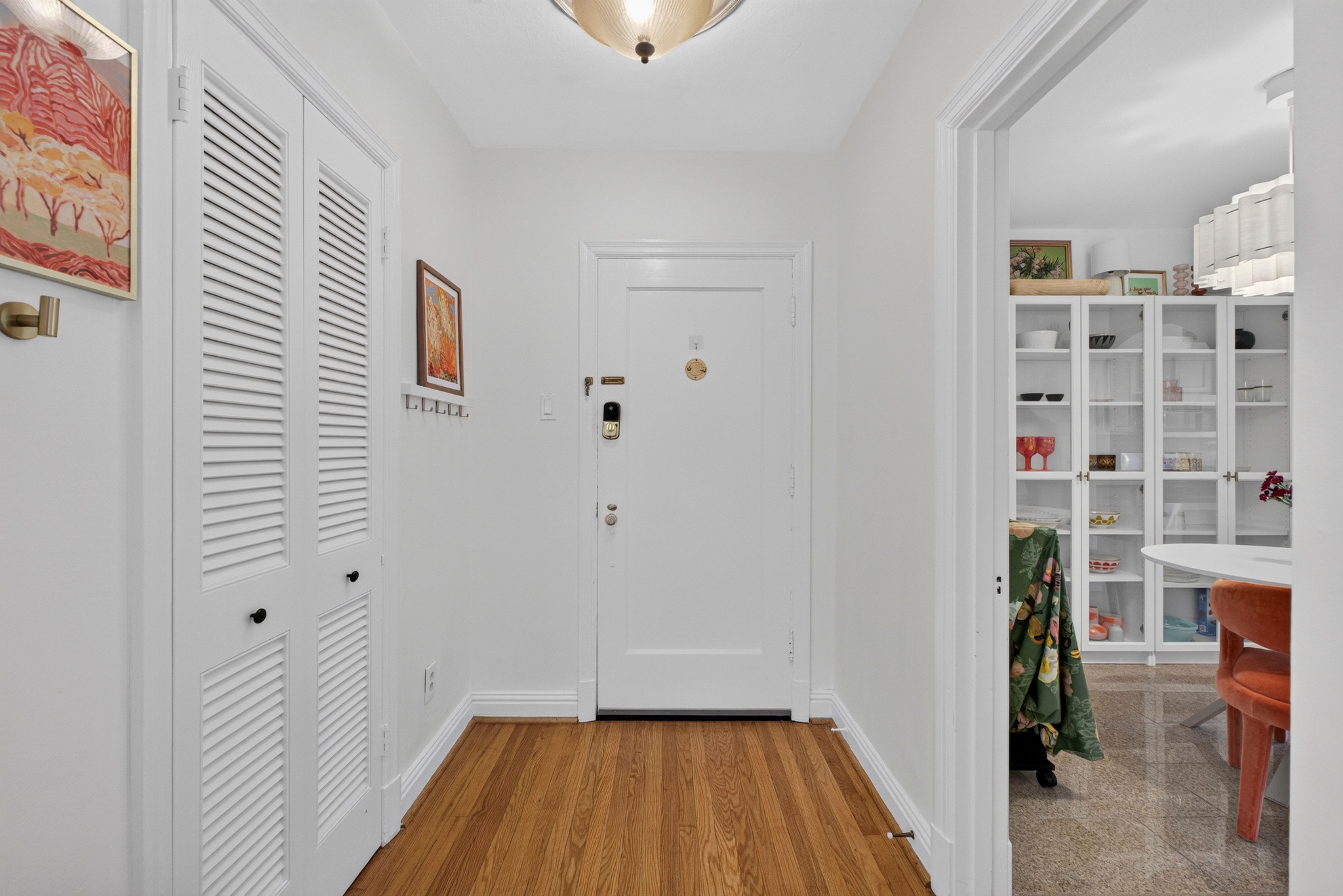  Spacious, Modern, and Move-In Ready Main Floor Condo - 物件實景