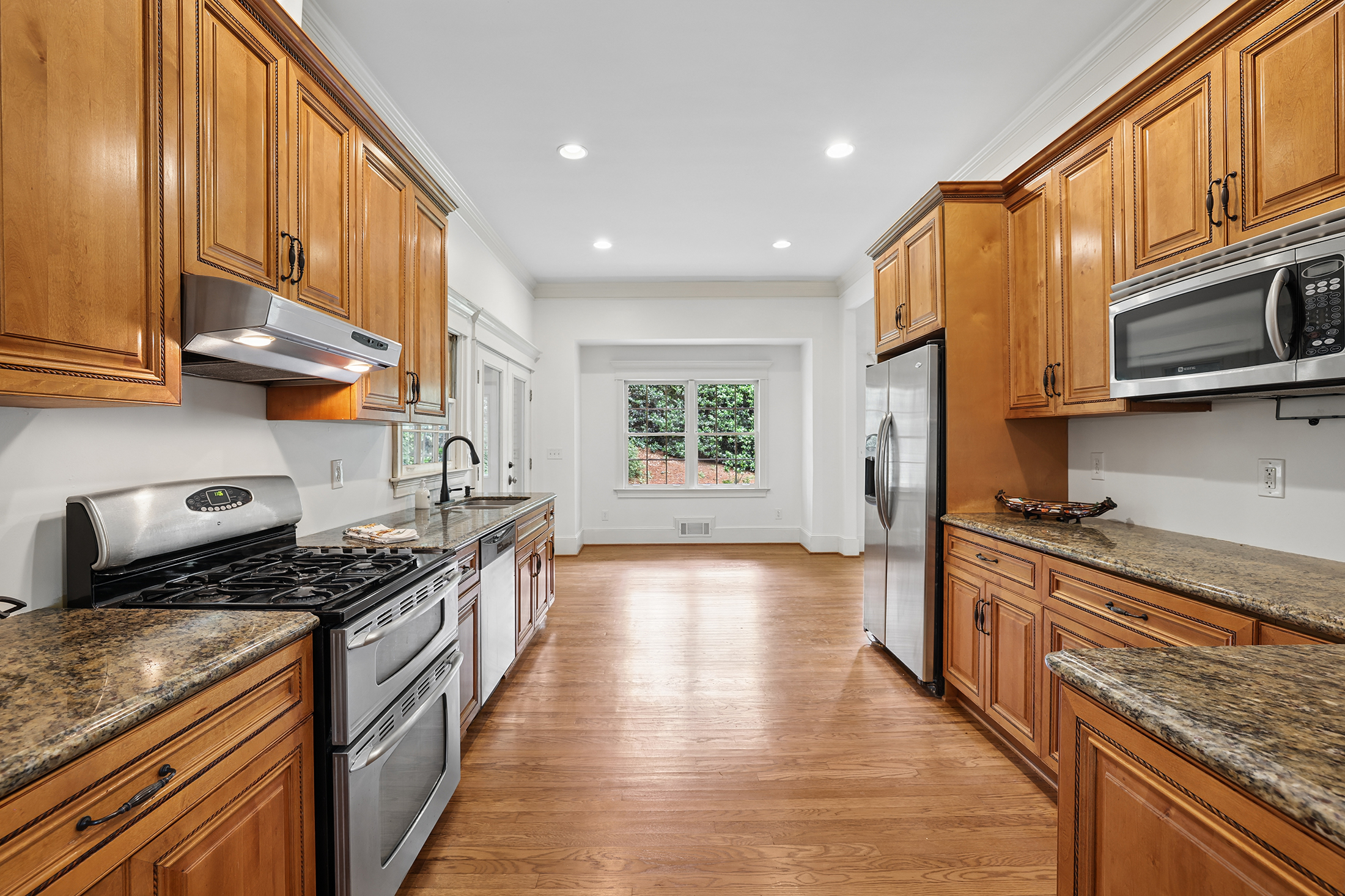  Handsome Updated Home with Amazing Space, Indoors and Out - 物件實景
