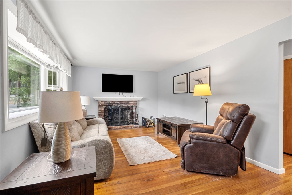 Tewksbury, Massachusetts, 01876, United States, 3 Bedrooms Bedrooms, ,1 BathroomBathrooms,Residential,For Sale,1918514
