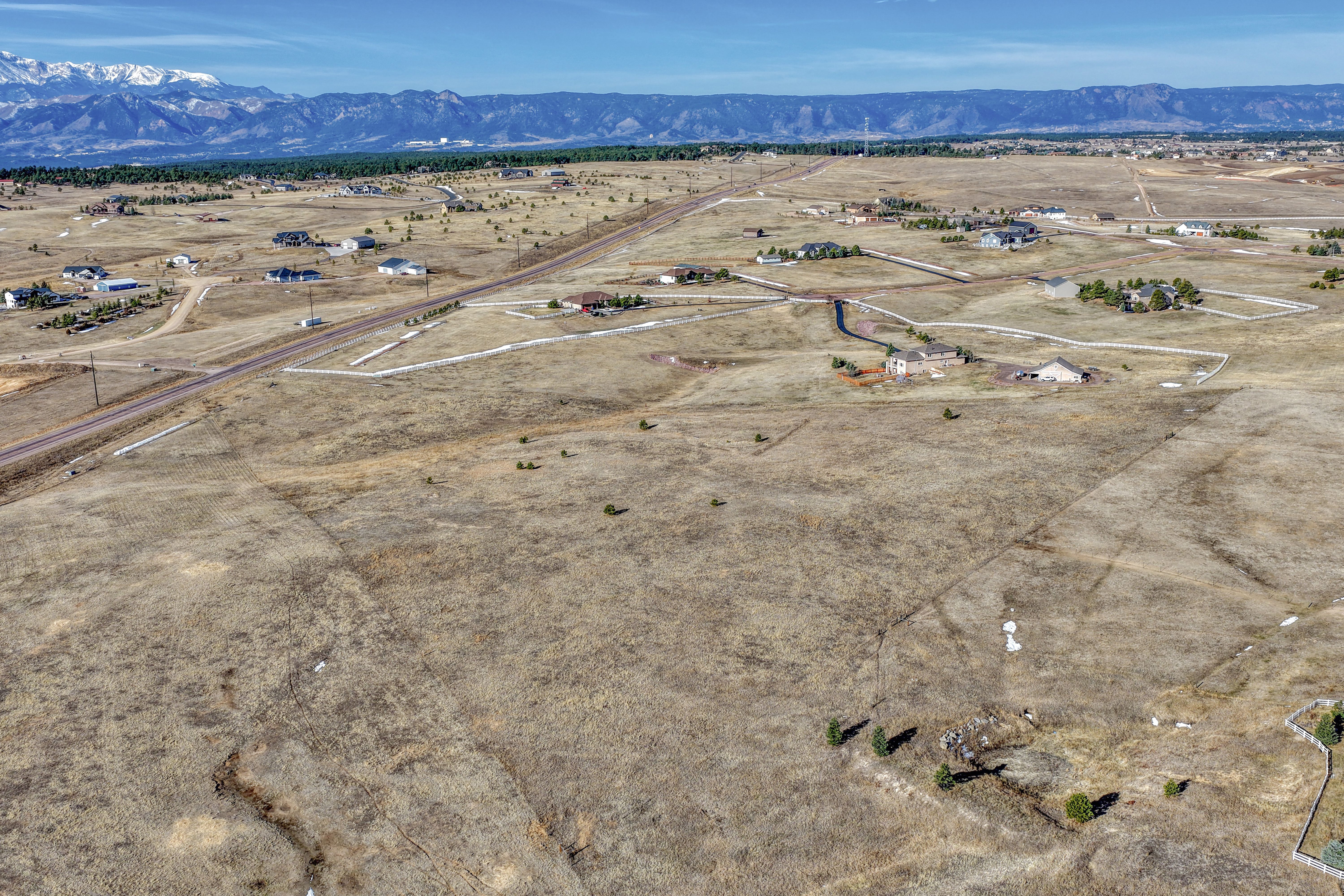  5 acres with mountain views in sought after Black Forest - 物件實景