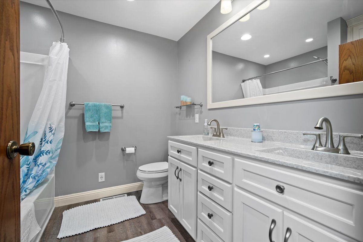 Saunemin, Illinois, 61769, United States, 4 Bedrooms Bedrooms, ,4 BathroomsBathrooms,Residential,For Sale,1958383