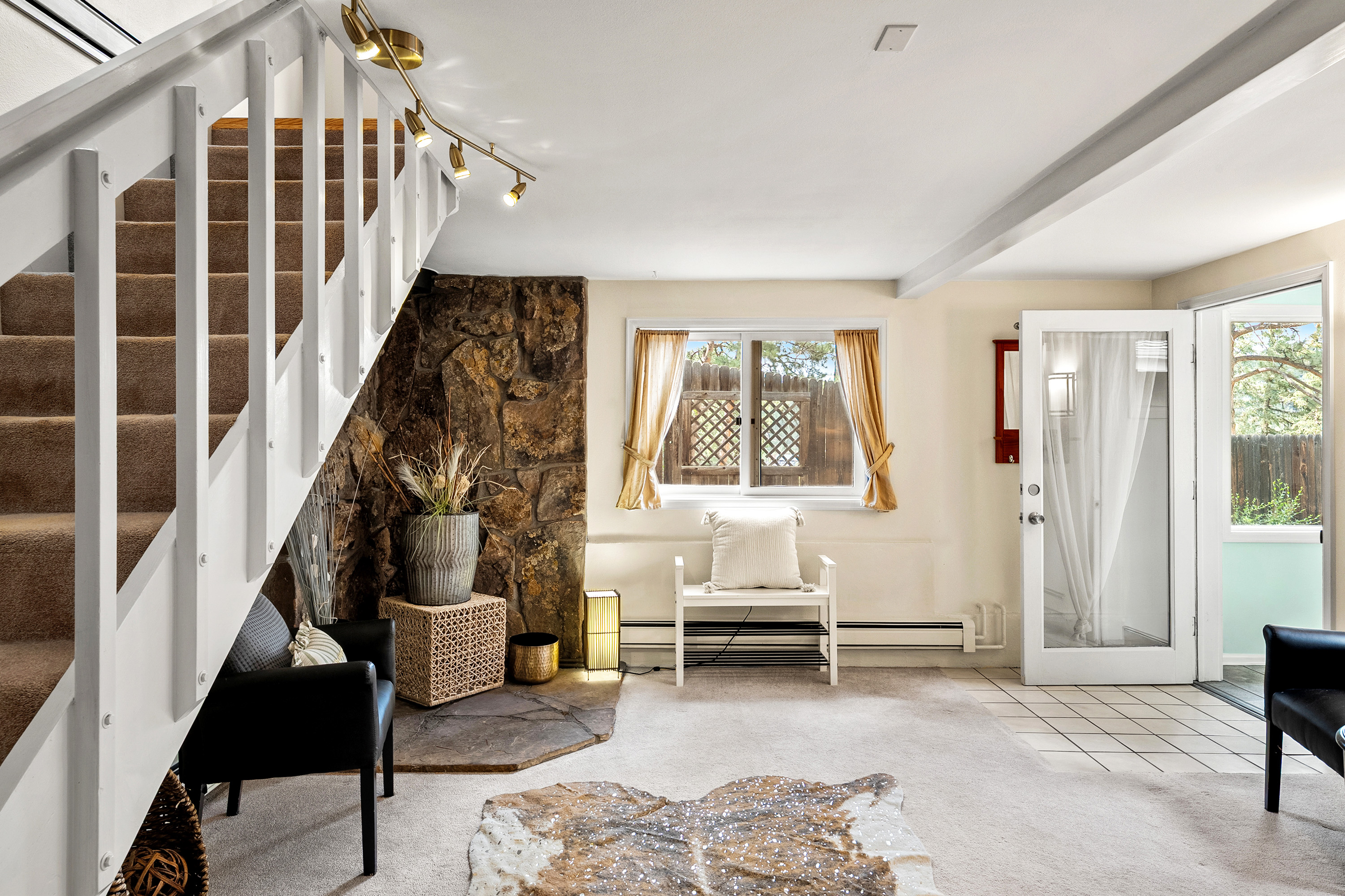  Rare Opportunity to Own 2 Homes Just Steps Away from Coveted Evergreen Lake - 物件實景