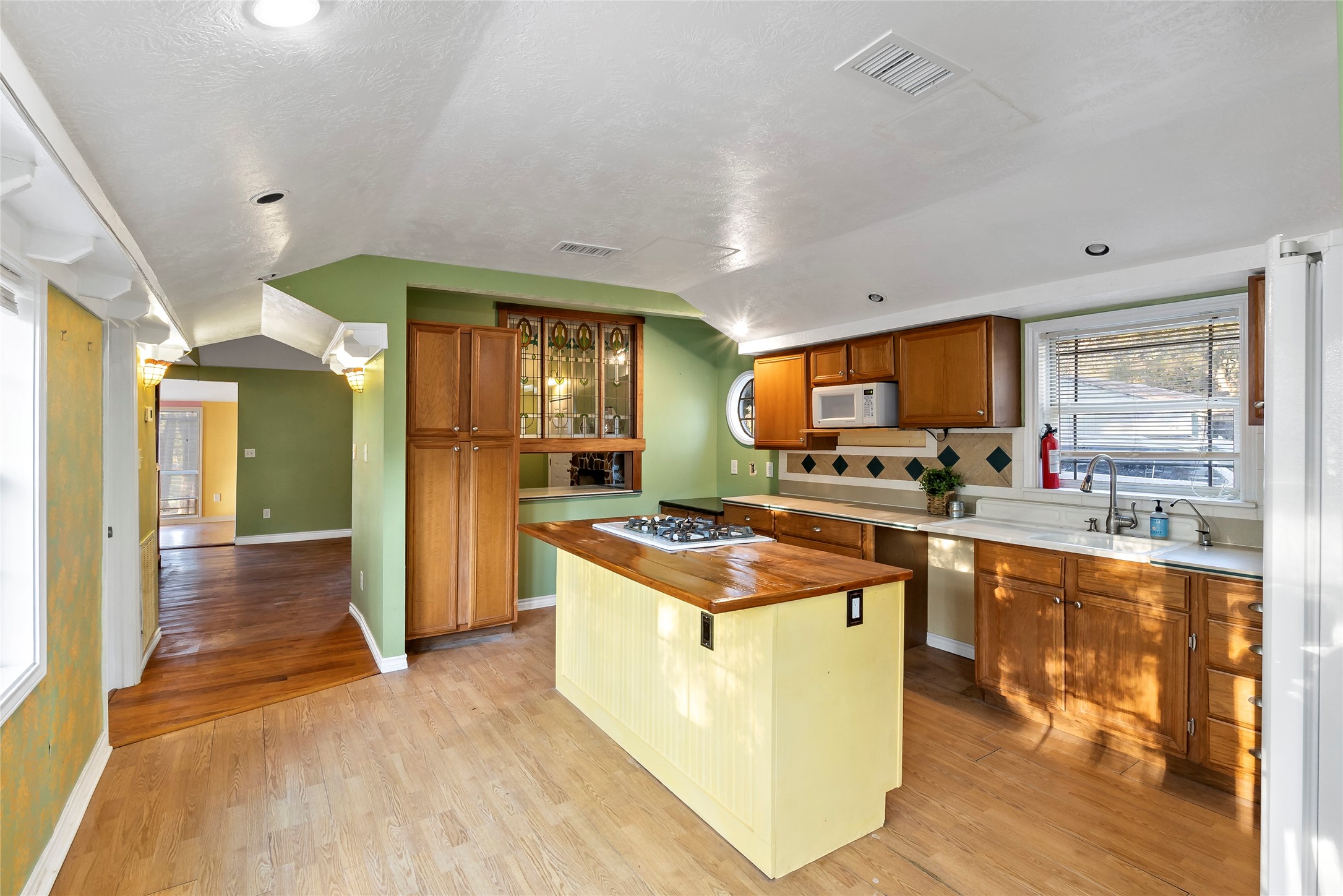 Bryan, Texas, 77808, United States, 4 Bedrooms Bedrooms, ,3 BathroomsBathrooms,Residential,For Sale,1999892