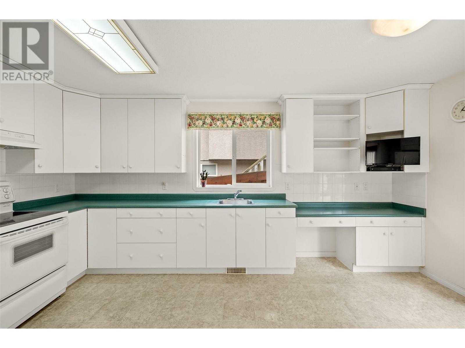 KELOWNA, British Columbia, V1V 1X3, CA, 4 Bedrooms Bedrooms, ,3 BathroomsBathrooms,Residential,For Sale,1876353
